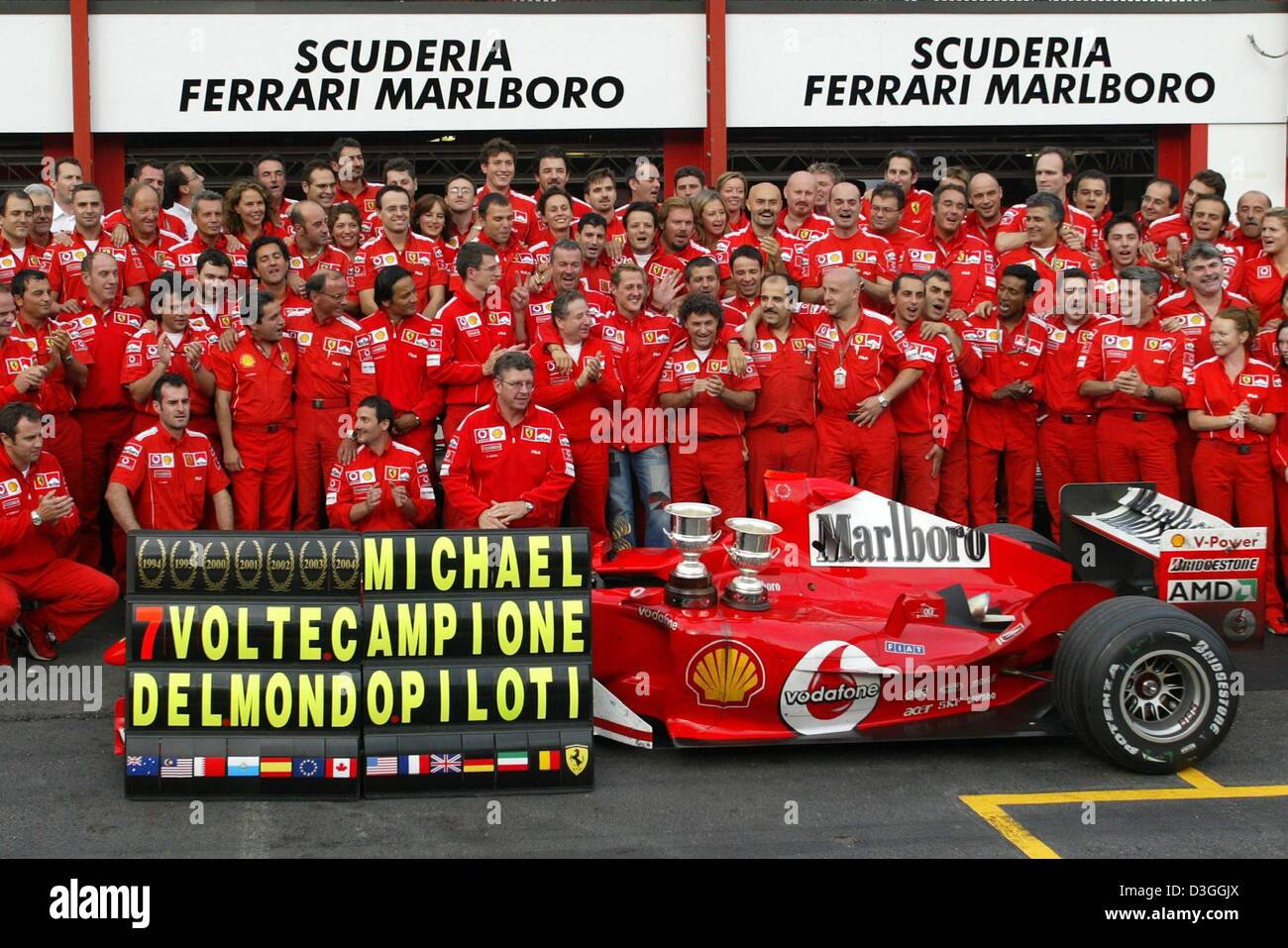 Dpa) - Tedesco Ferrari driver di Formula Uno Michael Schumacher (C, sopra i  bicchierini) celebra insieme con la completa team Ferrari dopo il belga di  FORMULA ONE Grand Prix in Spa, 29