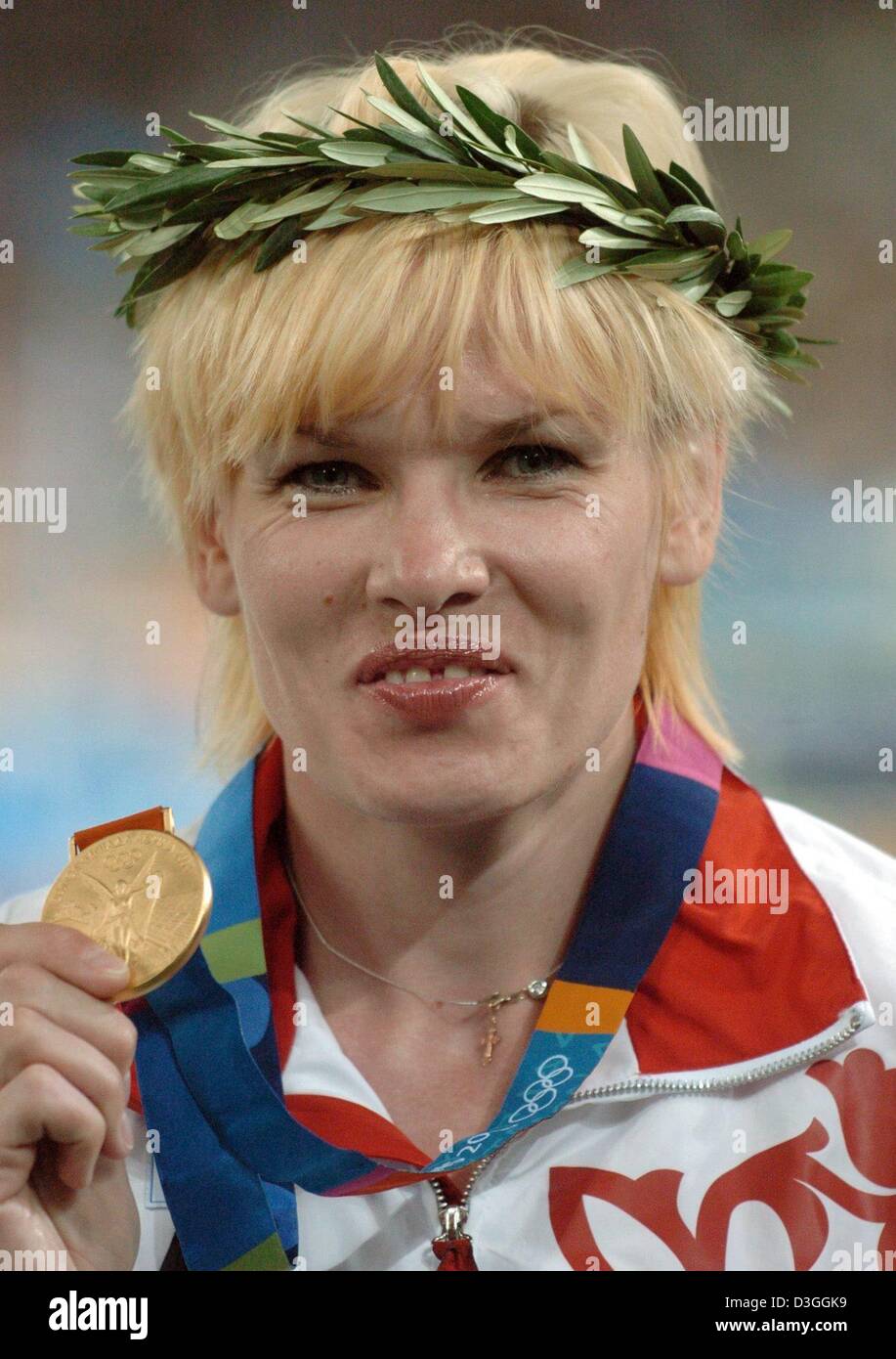 (Dpa) - atleta russa Olga Kuzenkova si mette in mostra la sua medaglia d'oro durante la premiazione delle Donne Lancio del martello evento allo stadio Olimpico presso i Giochi Olimpici di Atene, giovedì 26 agosto 2004. Foto Stock