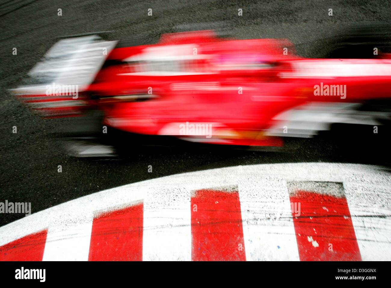 (Dpa) - Tedesco pilota di Formula Uno Michael Schumacher (Ferrari) velocità intorno a una curva durante la prima formazione sulla formula one racing pista di Spa Francorchamps, Belgio, Venerdì, 27 agosto 2004. Il Gran Premio del Belgio si terrà nella Spa di Domenica, 29 agosto 2004. Foto Stock