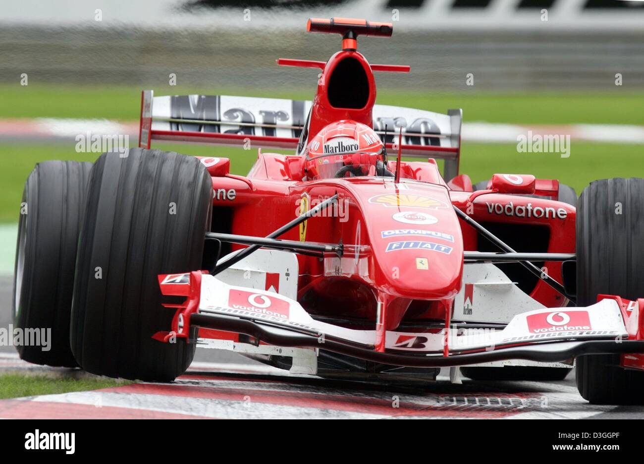 (Dpa) - Tedesco pilota di Formula Uno Michael Schumacher (Ferrari) trascina intorno a una curva durante la seconda formazione su formula one racing pista di Spa Francorchamps, Belgio, Venerdì, 27 agosto 2004. Il Gran Premio del Belgio si terrà nella Spa di Domenica, 29 agosto 2004. Foto Stock