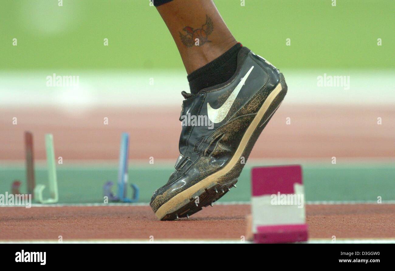 (Dpa) - Il piede destro di noi lungo il ponticello di Marion Jones si è visto durante la donna della Olympic Salto in lungo qualifikation intorno allo stadio Olimpico di Atene, Grecia, 25 agosto 2004. Foto Stock