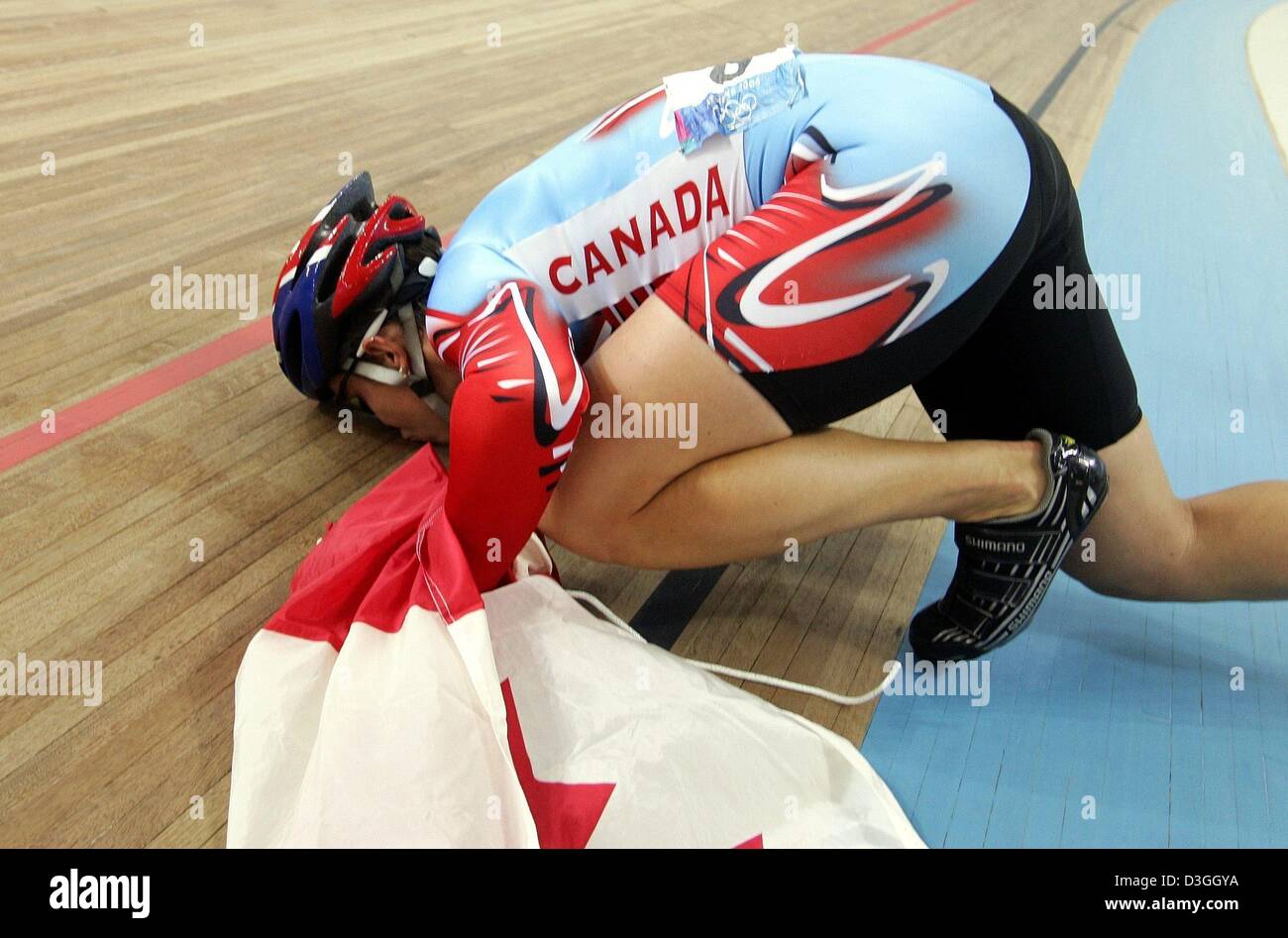 (Dpa) - Oro medaglia Lori-Ann Muenzer dal Canada bacia il via dopo aver vinto le donne del ciclismo su pista sprint finale al 2004 in occasione dei Giochi Olimpici di Atene, Grecia, 24 agosto 2004. Foto Stock