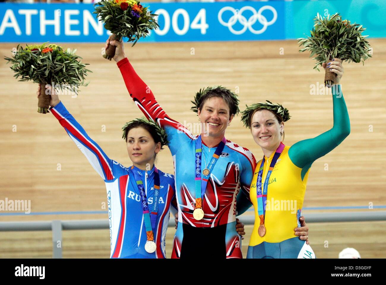 (Dpa) - Oro medaglia Lori-Ann Muenzer (C) dal Canada, Tamilla Abassova (L) dalla Russia e Anna Meares (R) da Australia allegria e sorriso come essi salire sul podio della donna sprint finale al 2004 in occasione dei Giochi Olimpici di Atene, Grecia, 24 agosto 2004. Abassova ha vinto l'argento, Meares ha preso il bronzo. EPA/dpa Gero Breloer Foto Stock