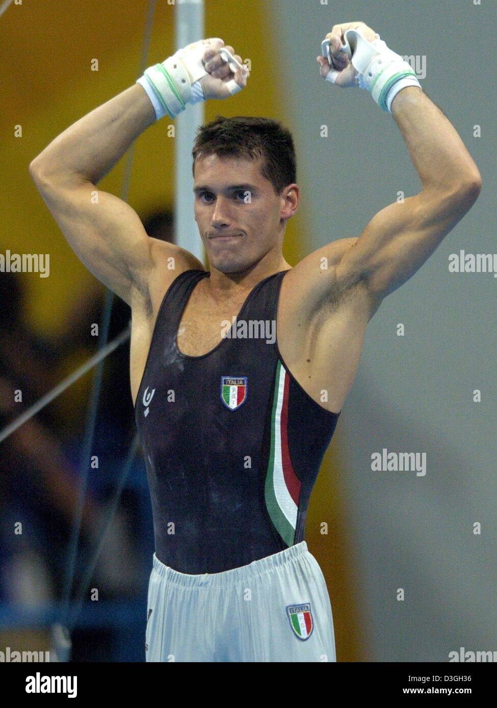 (Dpa) - ginnasta italiano Igor Cassina solleva le braccia dopo uomini della Olympic barra orizzontale finale a Atene, Grecia, 23 agosto 2004. Cassina ha vinto la medaglia d'oro. Foto Stock