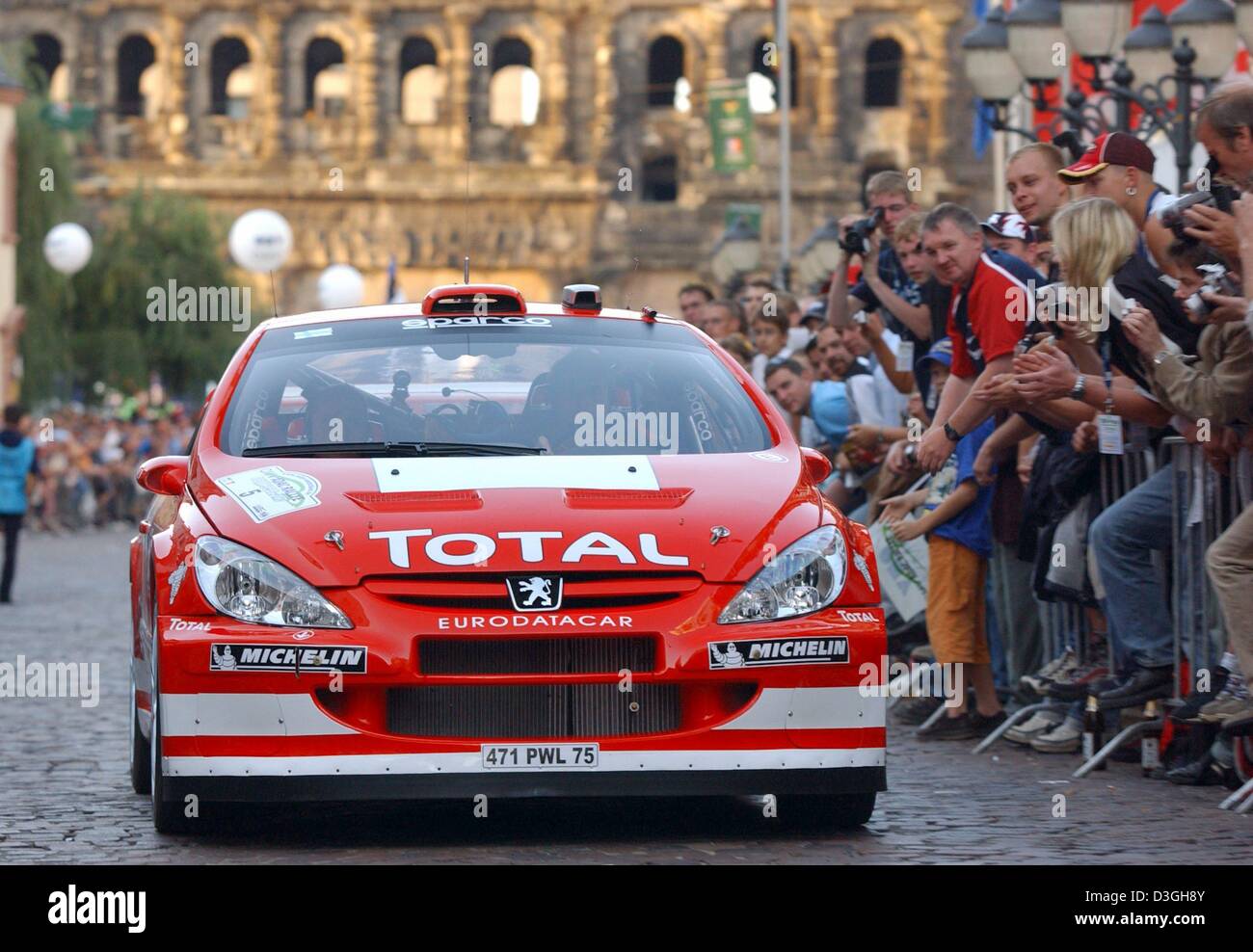 (Dpa) - Finish racers Marcus Groenholm e Timo Rautiainen guidare passato gli spettatori della ADAC Rallye Germania nelle loro Peugeot 307 WRC in Soetern, Germania, 19 agosto 2004. La gara è parte del World Rally Championship. Foto Stock