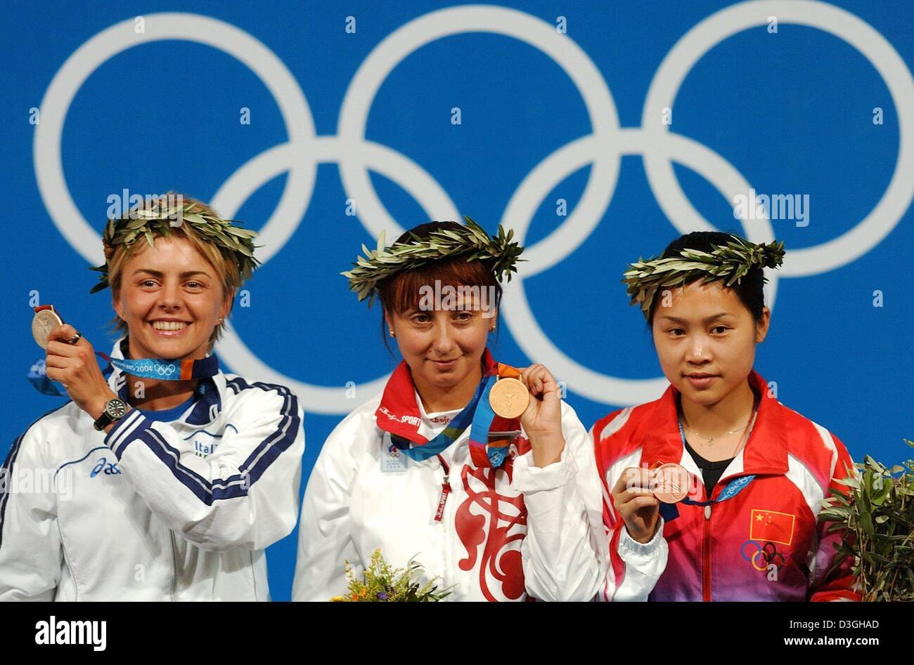 (Dpa) - (da L:) Valentina Turisini da Italia (argento), Lioubov Galkina dalla Russia (oro) e cinese Chengyi Wang (bronzo) mostrano le loro medaglie alla premiazione per le donne del 50m fucile 3 posizioni di tiro ai Giochi Olimpici di Atene 2004, Venerdì 20 agosto 2004. Foto Stock