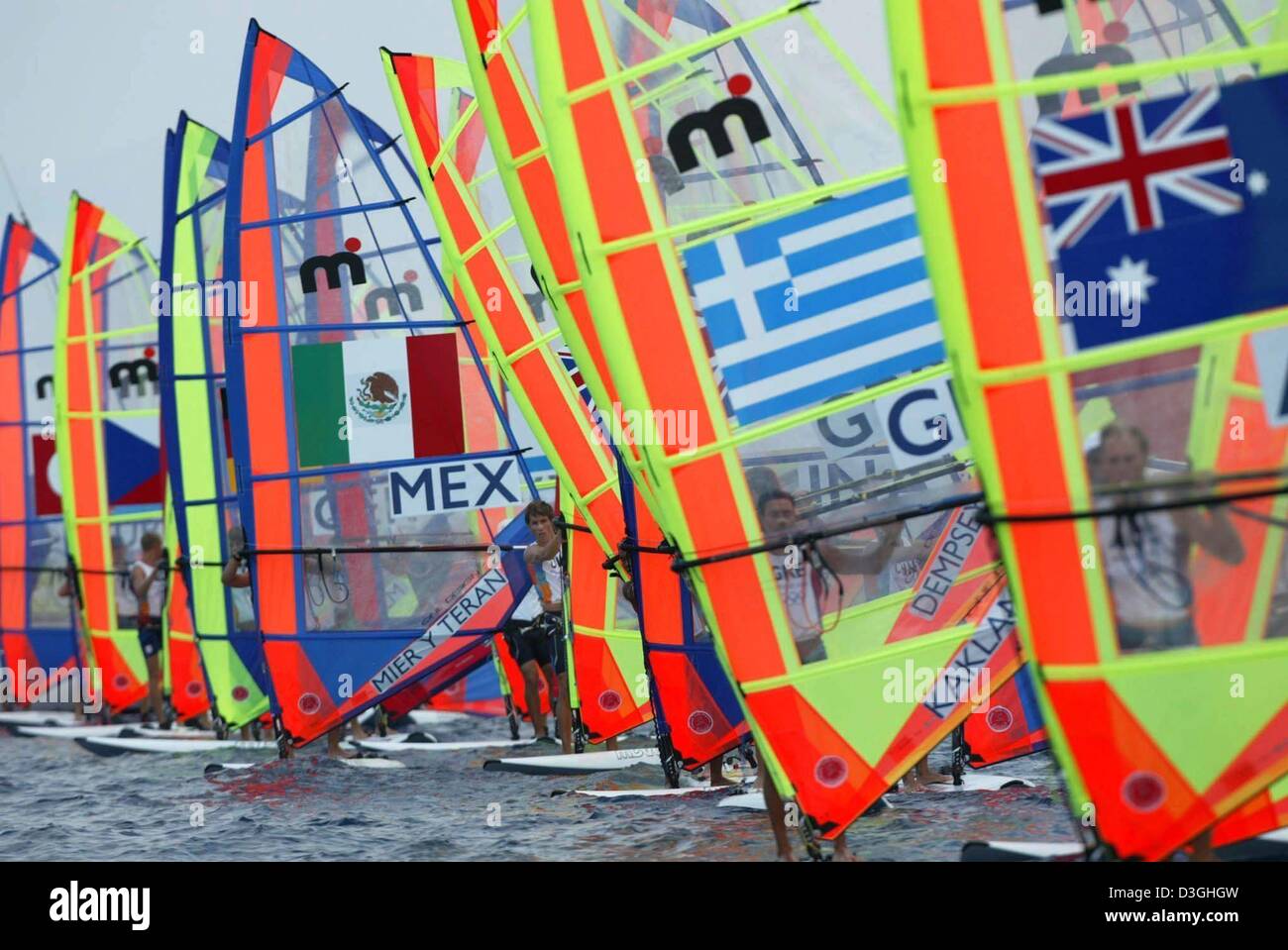 (Dpa) - Surfers in mistral-linea di classe in una riga all'inizio dell'Olimpico gara di surf a vela Agios-Kosmas nel centro di Atene, 17 agosto 2004. Molti surfisti capovolta a causa del forte vento. Foto Stock