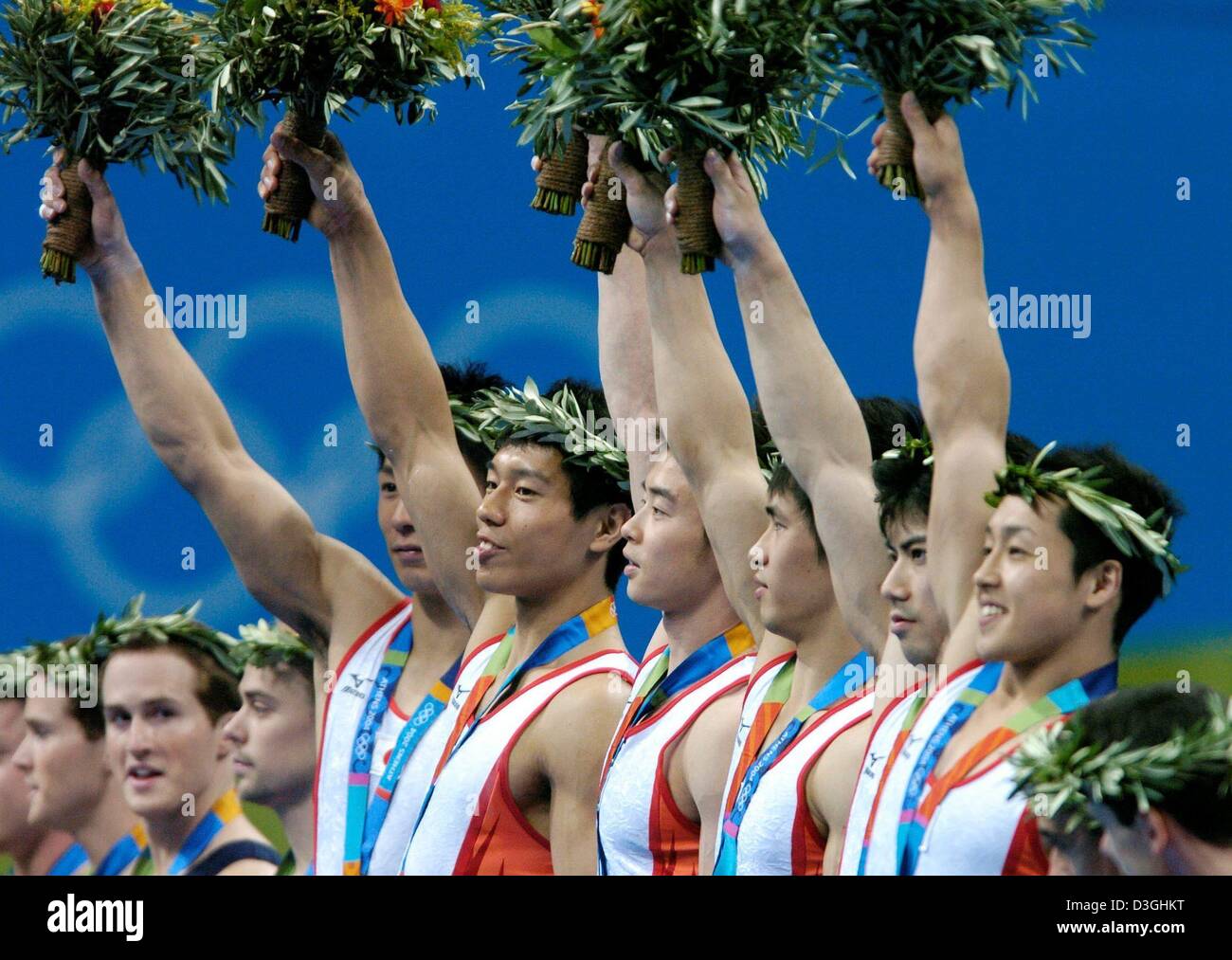 (Dpa) - ginnastica giapponese allegria presso la premiazione dopo la vittoria del team menÂs finale al 2004 in occasione dei Giochi Olimpici di Atene, 16 agosto 2004. Hanno vinto il titolo davanti a Stati Uniti e Romania. Foto Stock