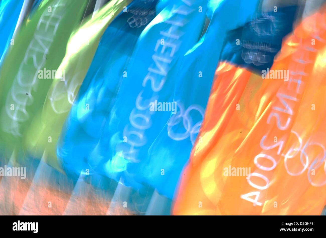 (Dpa) - bandiere olimpiche in onda il vento prima dell' inizio della repechages theOlympic al centro di canottaggio in Shinias, Grecia, 17 agosto 2004. Foto Stock