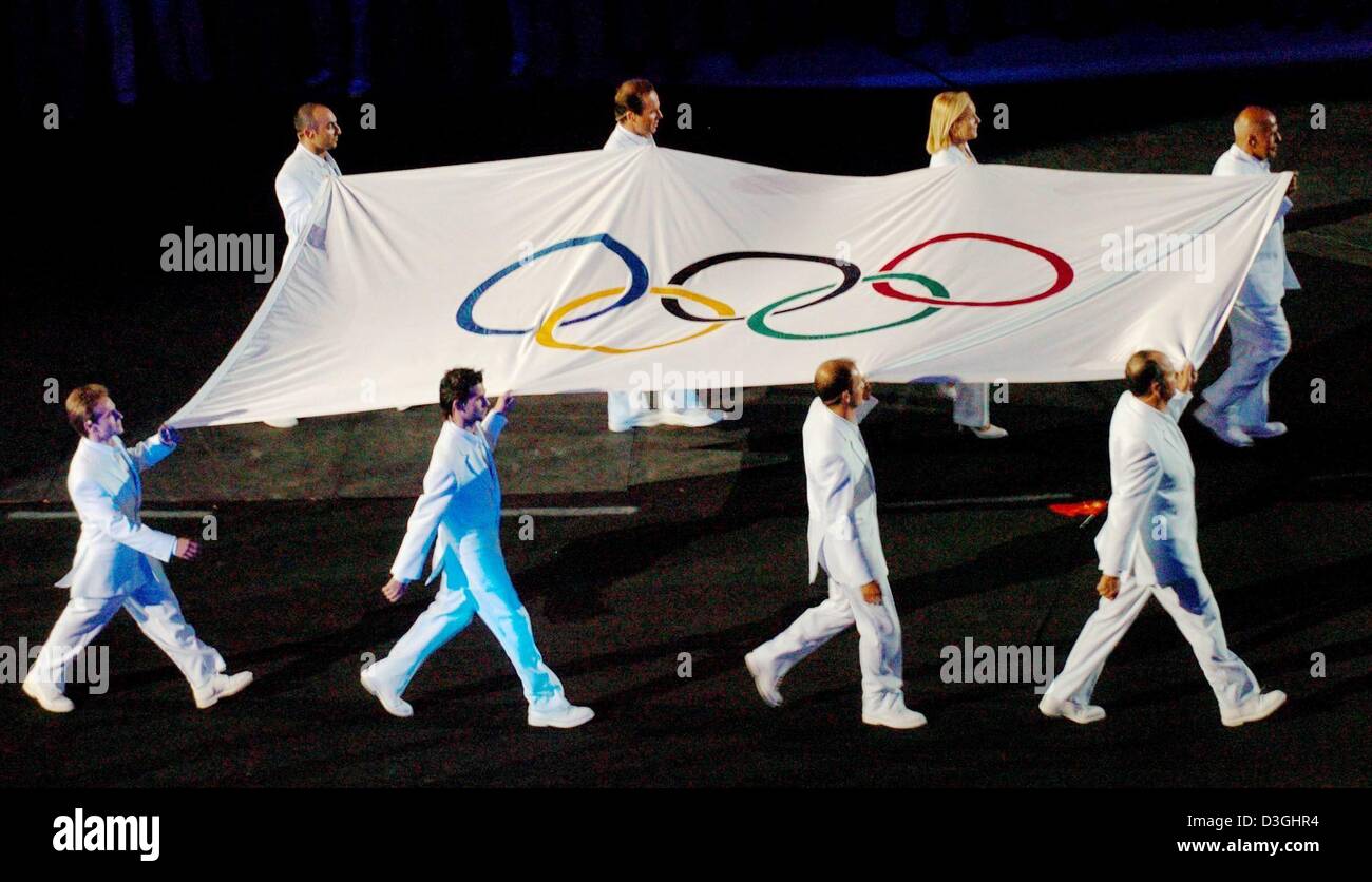 (Dpa) - Flagbearers portare la bandiera olimpica allo Stadio Olimpico durante la cerimonia di apertura dei Giochi Olimpici di Atene, venerdì 13 agosto 2004. Più di 10.800 atleti competere nelle Olimpiadi. Foto Stock