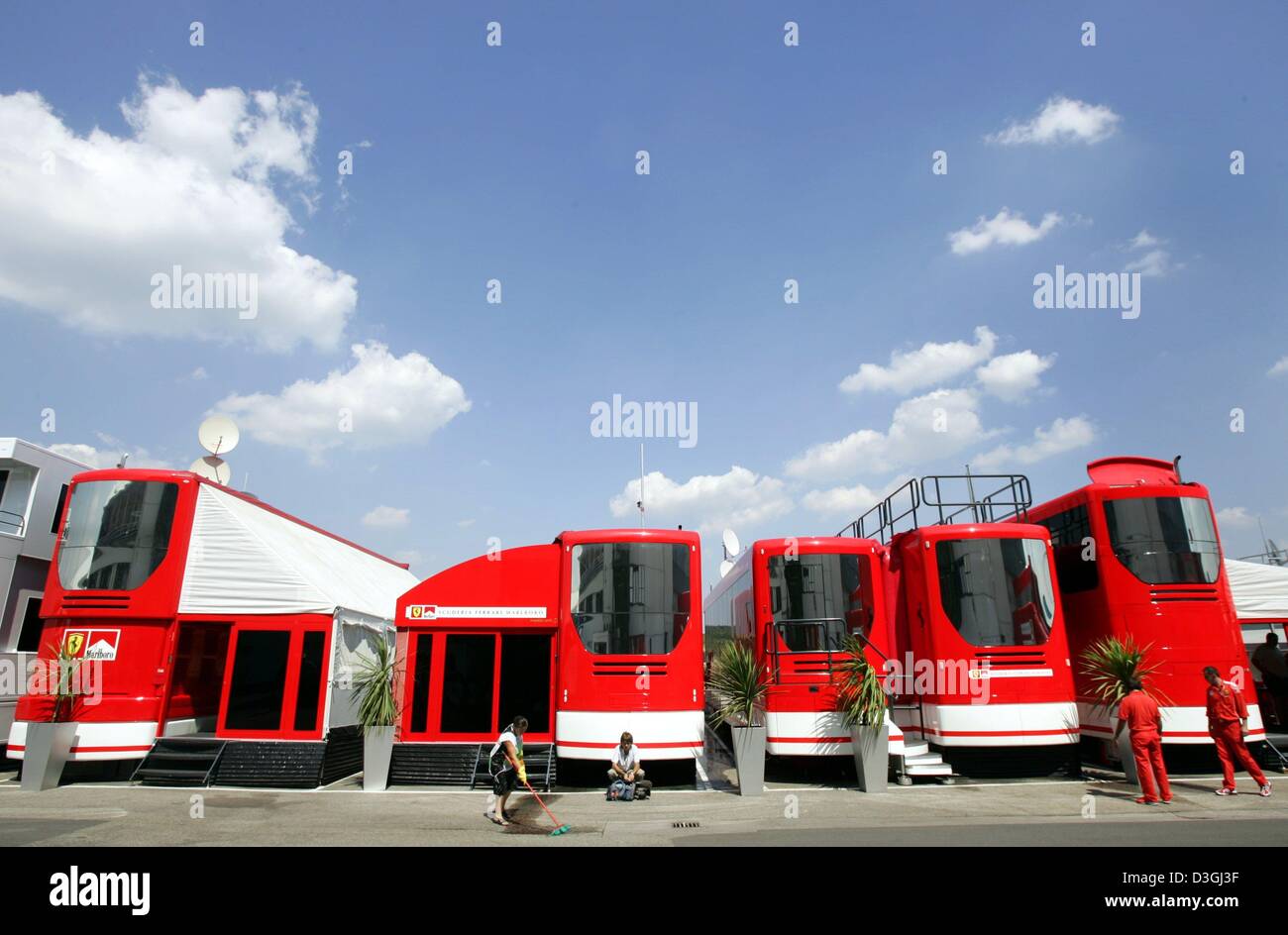 (Dpa) - Una vista della Ferrari motorhome nel paddock all'Hungaroring race track in Budapest, Ungheria, giovedì, 12 agosto 2004. L'Ungherese FORMULA ONE Grand Prix sarà in corso la domenica, 14 agosto. La Ferrari si prepara per una nuova generazione dopo l' epoca d'oro" del team Michael Schumacher e Jean Todt. Entrambi i contratti sono in esecuzione nel 2006 e mi sembra improbabile che t Foto Stock