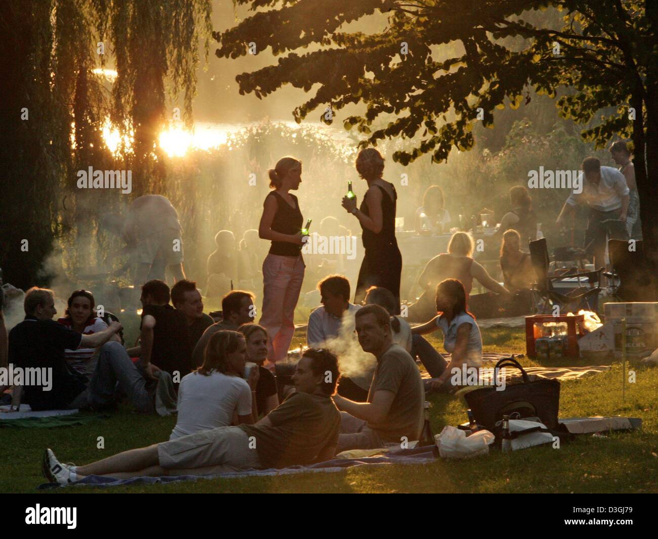 (Dpa) - Numerosi locali di 'Hamburgers' godetevi il clima mite e stanno avendo un picnic con bottiglie di birra e barbecues a Amburgo, Germania, 07 agosto 2004. Parole chiave: Lifestyle-Leisure, LIF, svago, meteo WEA, picnic, Germania:DEU, caratteristica, il gruppo alberi Foto Stock