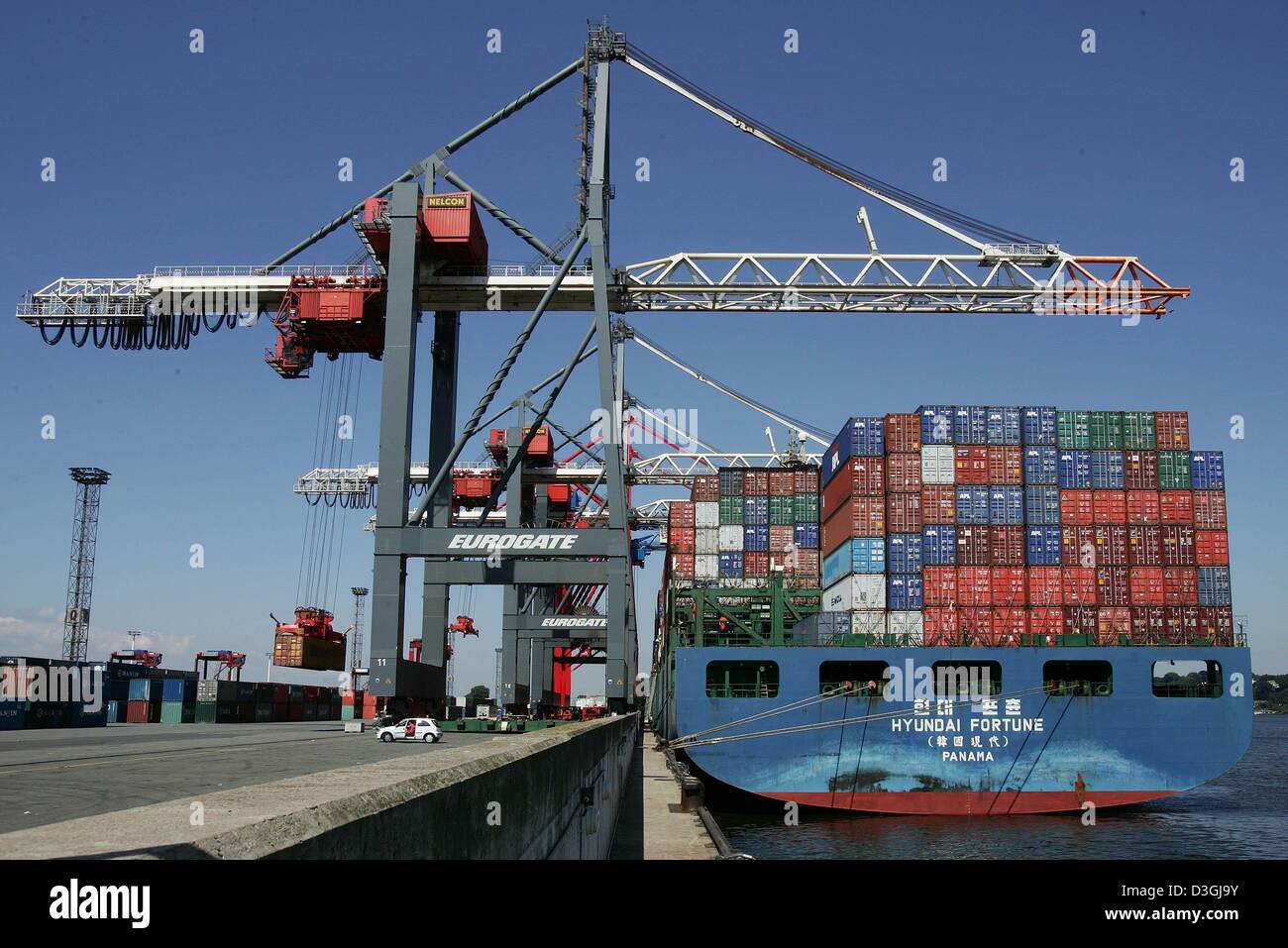 Una fila di Gru sposta grandi contenitori intorno al container nel porto di Amburgo, Germania, 29 luglio 2004. Il contenitore harbour continua a essere il porto europeo con la crescita più forte in imprese di navigazione per il quinto anno consecutivo. Parole chiave: Economy-Business-Finance, EBF, trasporti, società Information, contenitori, porto, spedizione container nave, container, tedesco Foto Stock