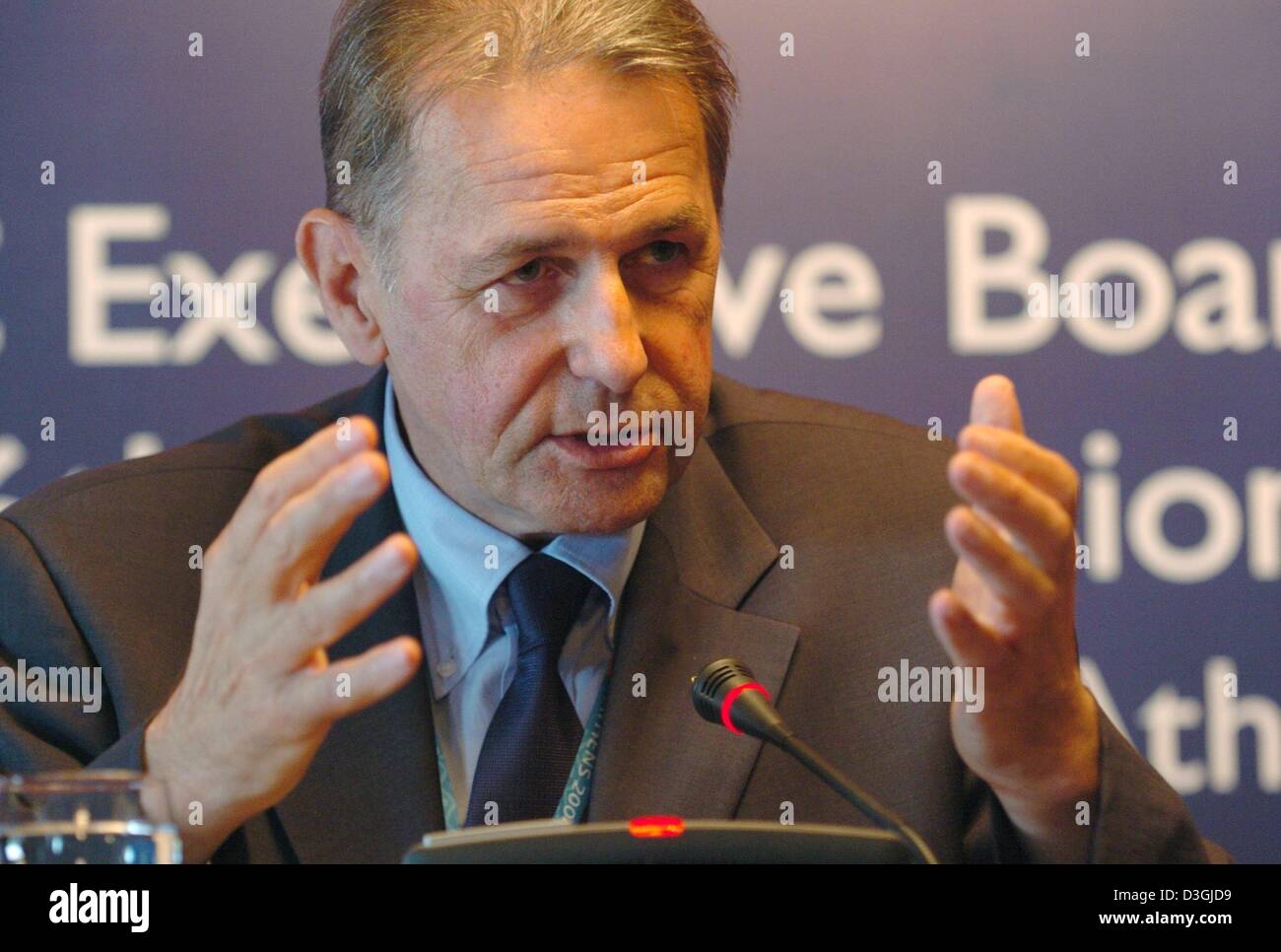 (Dpa) presidente del CIO Jacques Rogge è gesticolando durante un IOC conferenza stampa tenutasi ad Atene il 07 agosto 2004. La Internazionale Comitato Olimpico ha annunciato il Sabato che il bulgaro membro del CIO Ivan Slatkov è sospeso dalle organizzazioni e saranno banditi dai Giochi Olimpici di Atene . Il CIO ha detto che Slatkov, che è anche la rubrica il bulgaro comitato olimpico come w Foto Stock