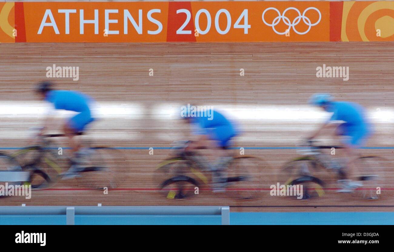 (Dpa) Greco non identificato i ciclisti di treno sulla pista in legno del velodromo olimpico di Atene del 07 agosto 2004, tra il 13 e 29 agosto la XXVIII Giochi Olimpici si svolgerà nella capitale Greca. Foto scattata con effetto zoom. Foto Stock