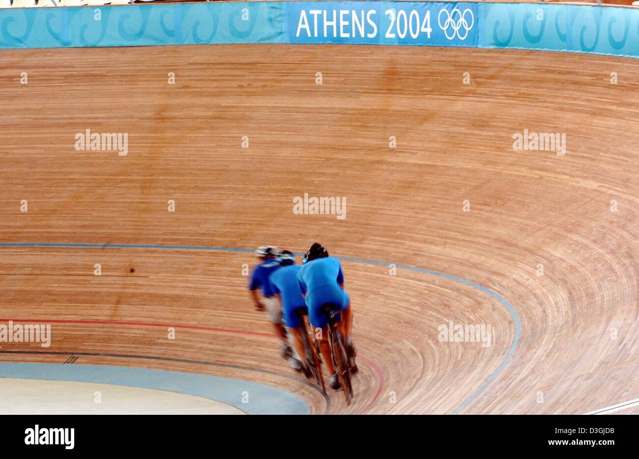 (Dpa) Greco non identificato i ciclisti cylcle in un pre gara olimpica sulla pista in legno del velodromo olimpico di Atene del 07 agosto 2004, tra il 13 e 29 agosto la XXVIII Giochi Olimpici si svolgerà nella capitale Greca. Foto Stock