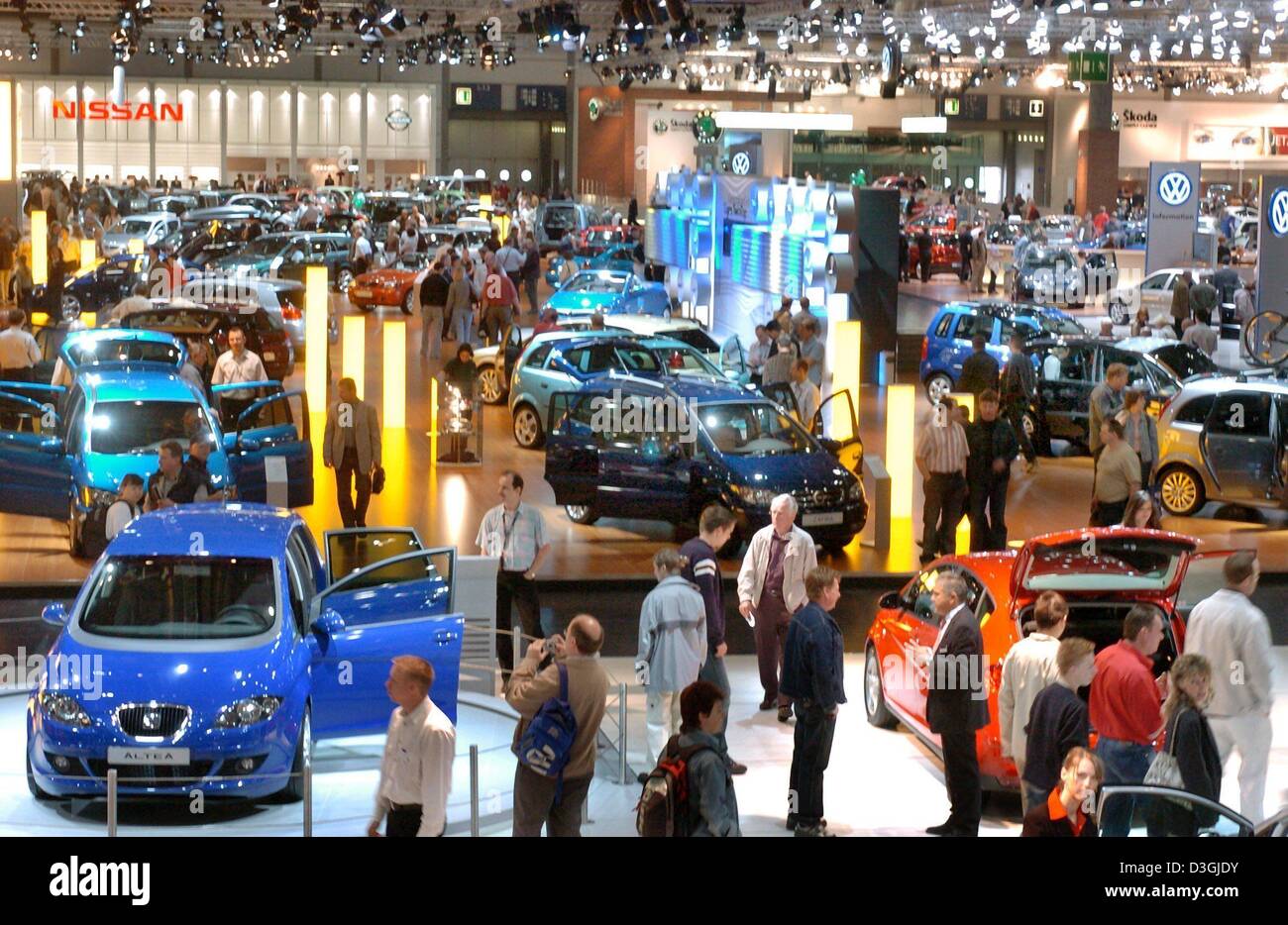 (Dpa file) - car makers presentano le loro ultime vetture al 'Auto Mobil International' (AMI) auto show di Leipzig, Germania, 18 aprile 2004. Chiave dati tedesco rilasciato giovedì 5 agosto 2004, ha mostrato entrambi gli ordini in fabbrica e le vendite di automobili in Europa la più grande economia di cadere. La caduta di 3,5 nel mese di giugno gli ordini in fabbrica era guidato da un 6,5 per cento rientrano in ordini esteri. Foto Stock