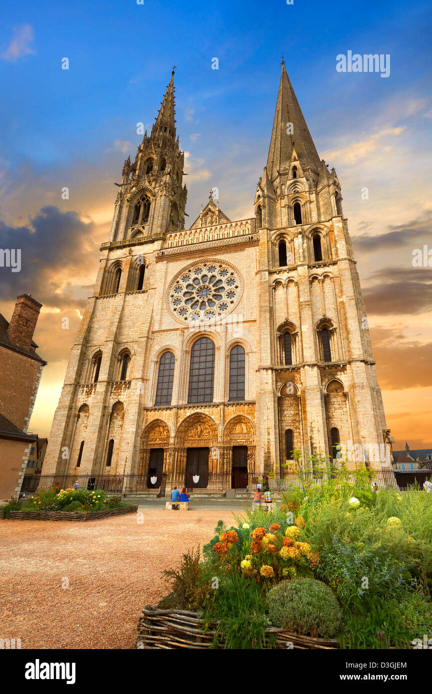 La facciata ovest con la Royal Portale della Cattedrale gotica di Notre Dame di Chartres, Francia. . Un sito Patrimonio Mondiale dell'UNESCO. Foto Stock
