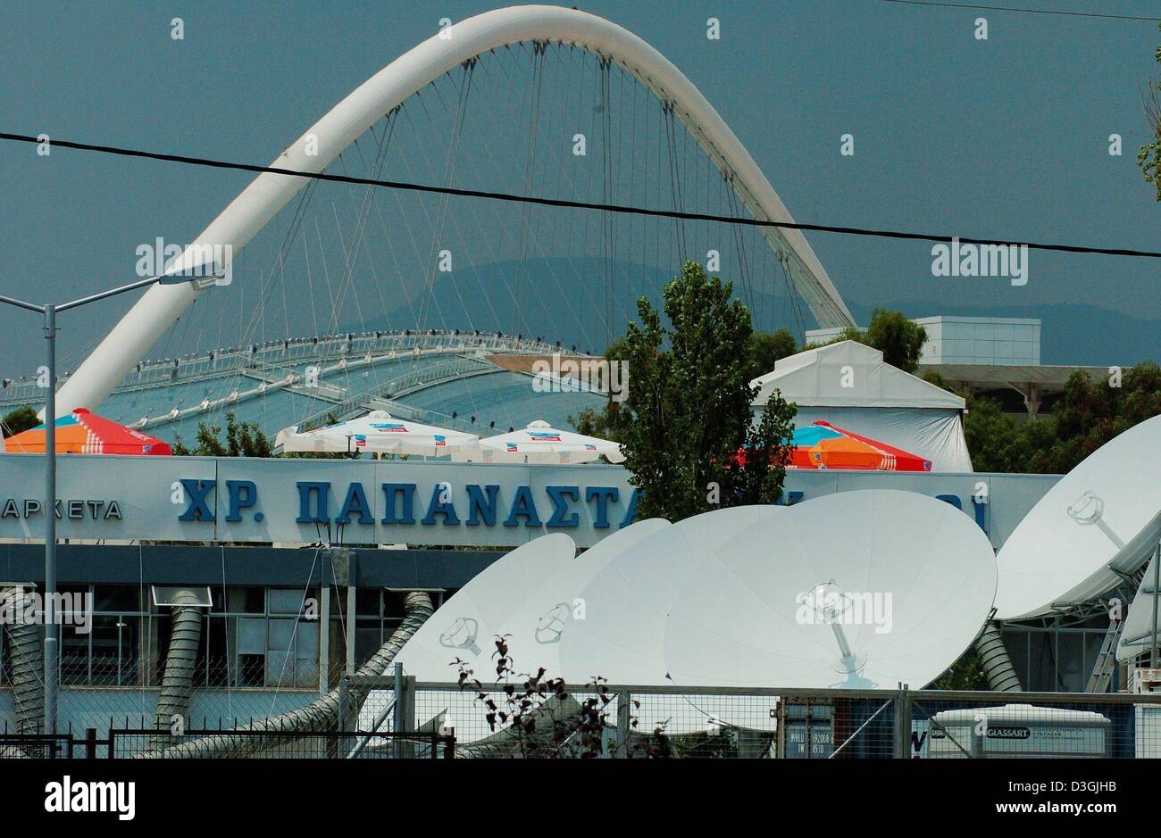 (Dpa) - Una serie di piatti satellitare punto verso il cielo di fronte allo Stadio Olimpico di Atene, Grecia, giovedì, 05 agosto 2004. Più di 20.000 I giornalisti e la televisione sono personali andando a coprire theOlympic giochi, che più che mai nella storia delle Olimpiadi. I giochi olimpici inizia con una cerimonia di apertura ad Atene il 13 agosto 2004. Foto Stock