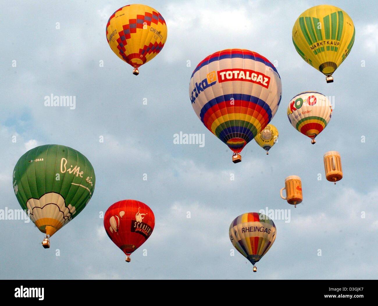 (Dpa) - Oltre 100 i palloni ad aria calda può essere visto nel cielo della sera come parte del decimo 'Saxonia International Balloon Fiesta' a Leipzig, Germania, 31 luglio 2004. Più di 130 piloti provenienti da 9 paesi hanno preso parte all'evento. Foto Stock