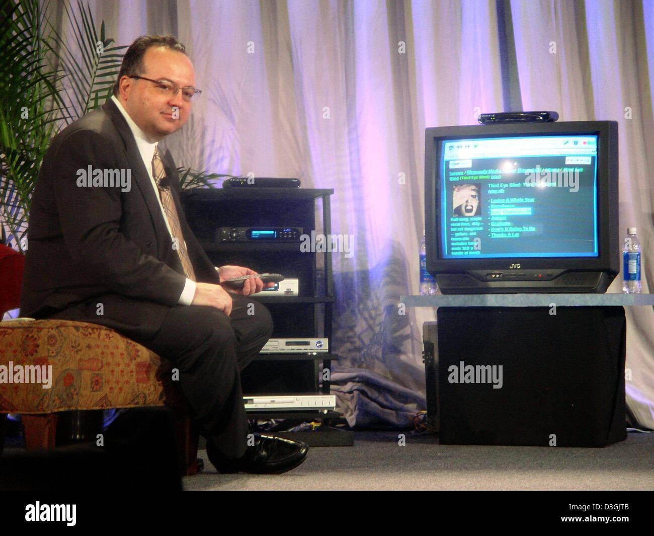 (Dpa file) - Rob Glaser, fondatore e CEO di Seattle basata Real Networks, raffigurato mentre tiene una lezione presso il Consumer Electronics Show (CES) 2004 a Las Vegas, Stati Uniti d'America, 9 gennaio 2004. Glaser e la sua società sono più noti per sviluppare il famoso real player, un computer media player. Foto Stock