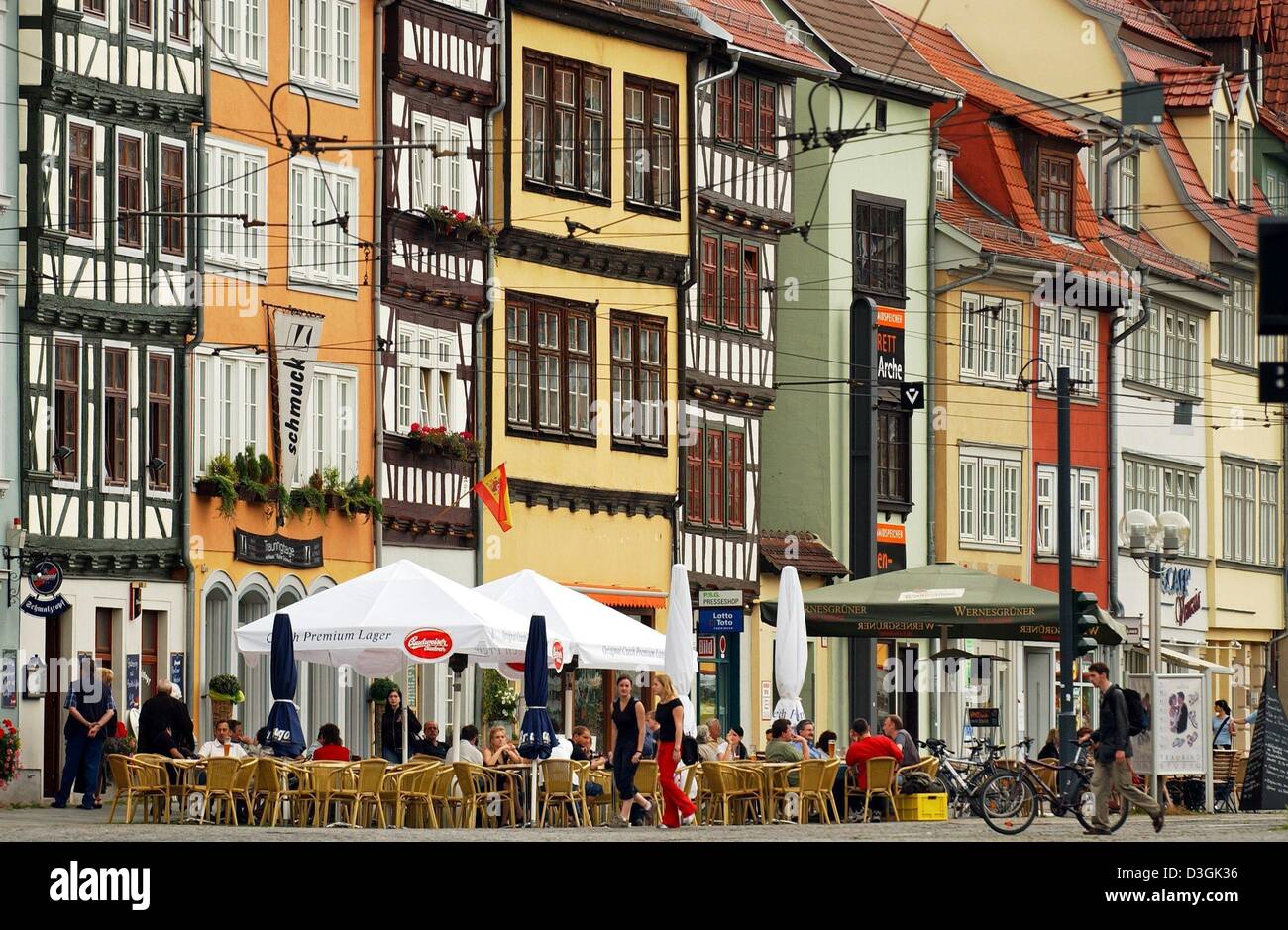 (Dpa) - Ci sono molti luoghi di riposo intorno alla scenic case nei pressi del centro storico di Domplatz di Erfurt, Germania, 16 luglio 2004. La zona intorno è un affollato quartiere dello shopping e punto di ritrovo per turisti e gente del posto. Il Land di Turingia Tourism Board sta cercando di attirare più turisti stranieri a visitare il loro scenic e città storiche. Del pari a circa 2,7 milioni di turisti che vis Foto Stock