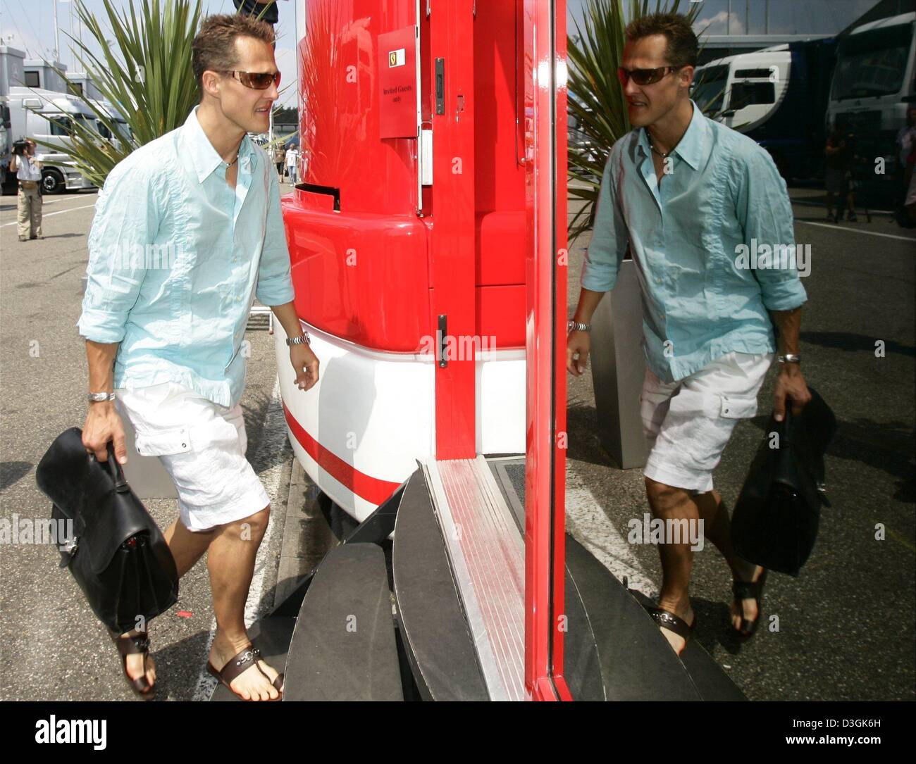 (Dpa) - tedesco di Formula One champion Michael Schumacher della Ferrari entra in una delle Ferrari motorhome camion come egli arriva presso il circuito di gara di Hockenheim, in Germania, giovedì, 22 luglio 2004. Il team di Formula Uno a condurre i loro preparativi finali per il Gran Premio di Germania che inizia la domenica, 25 luglio 2004. Foto Stock
