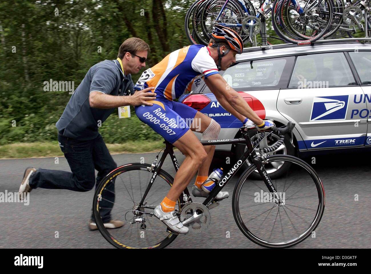 (Dpa) - ciclista olandese Michael BOOGERD del team Radobank soffre di un difetto sulla sua bicicletta ed è aiutato torna in pista dopo averla fissata durante la nona tappa del Tour de France corsa di ciclismo da Saint-Leonard-de-Noblat di Gueret, Francia, 13 luglio 2004. Con 160.5 km era la più breve tappa del Tour. Foto Stock