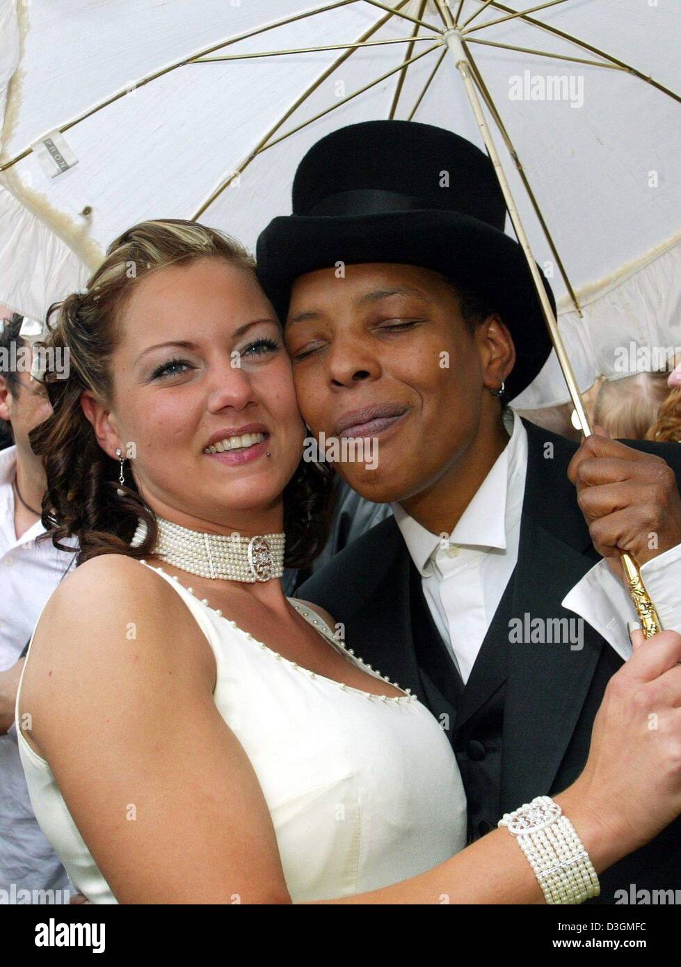 (Dpa) - USA-NATO soul e blues cantante Marla Glen (R) e Sabrina Conley sorriso come hanno messo guancia a guancia dopo il loro matrimonio nella cancelleria per ufficio presso il municipio di Heilbronn, Germania, venerdì 2 luglio 2004. 43 anni di Glen e 23-enne Conley sono state un paio per circa un anno. Foto Stock