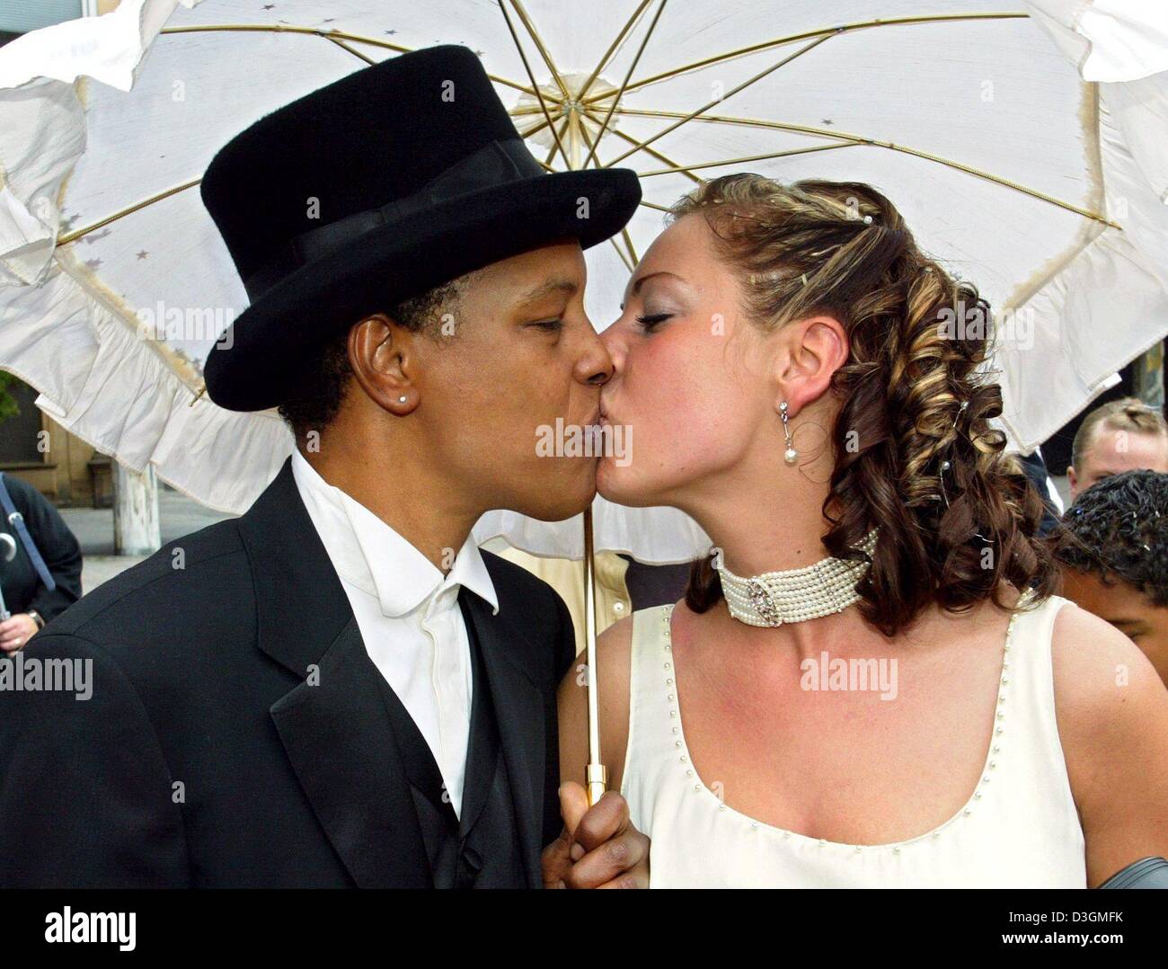 (Dpa) - USA-NATO soul e blues cantante Marla Glen (R) e Sabrina Conley bacio ogni altro dopo il loro matrimonio nella cancelleria per ufficio presso il municipio di Heilbronn, Germania, venerdì 2 luglio 2004. 43 anni di Glen e 23-enne Conley sono state un paio per circa un anno. Foto Stock