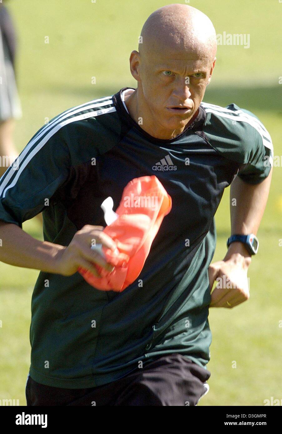 (Dpa) - UEFA arbitro Pierluigi Collina da Italia in volata attraverso il passo durante il training finale per gli arbitri a Espinho, Portogallo, 28 giugno 2004. Collina è in corso per arbitro di calcio Euro 2004 semifinale tra la Grecia e la Repubblica ceca in Porto, 01 luglio 2004. Foto Stock