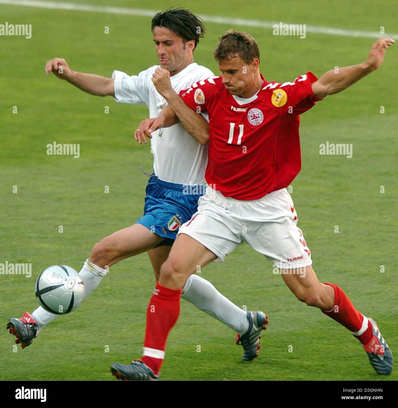 (Dpa) - Danimarca scontrino Ebbe Sand (R) in un duello con il difensore italiano Christian Panucci durante il primo round di Euro 2004 partita di calcio tra Italia e Danimarca al D. Afonso Henriques Stadium di Guimaraes, Portogallo, 14 giugno 2004. Il primo gioco di gruppo C si è conclusa in un 0-0. Foto Stock