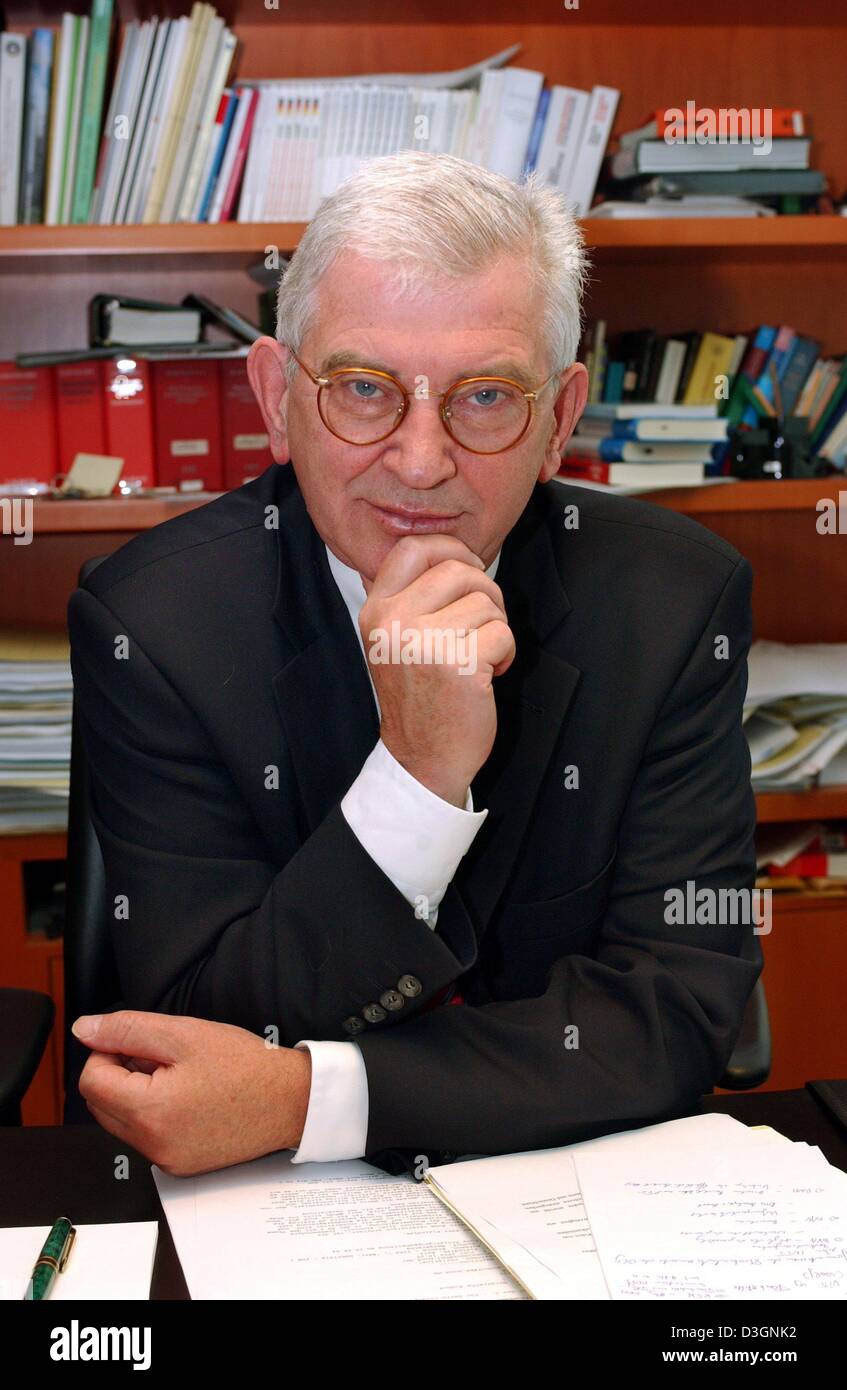 (Dpa) - Ernst Uhrlau, chi è responsabile del coordinamento di tedesco dei servizi di intelligence, in una foto scattata nel suo ufficio presso la cancelleria di Berlino, Germania, 11 giugno 2004. Foto Stock