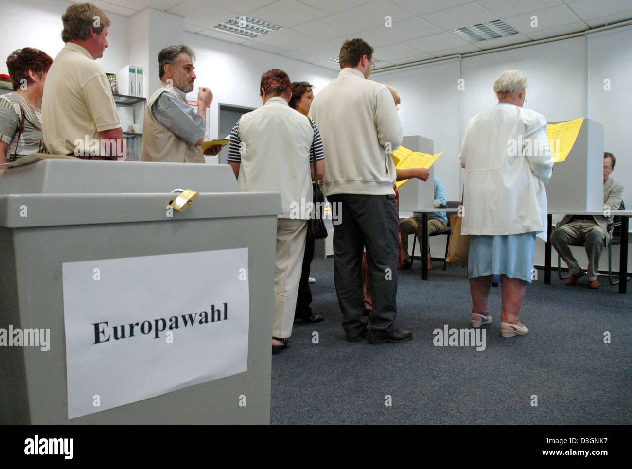 (Dpa) - Gli elettori di attendere per il loro voto per le elezioni del Parlamento europeo (Europawahl) e le elezioni regionali in Bergen, nella Germania del nord, 13 giugno 2004. Oltre 63 milioni di tedeschi avevano il diritto di votare nelle elezioni in cui la Germania ha 99 UE seggi del Parlamento per riempire. Partiti di centro-destra hanno mantenuto le loro maggioranza nell'Unione europea il Parlamento europeo, ma apatia degli elettori è stato il più grande winn Foto Stock