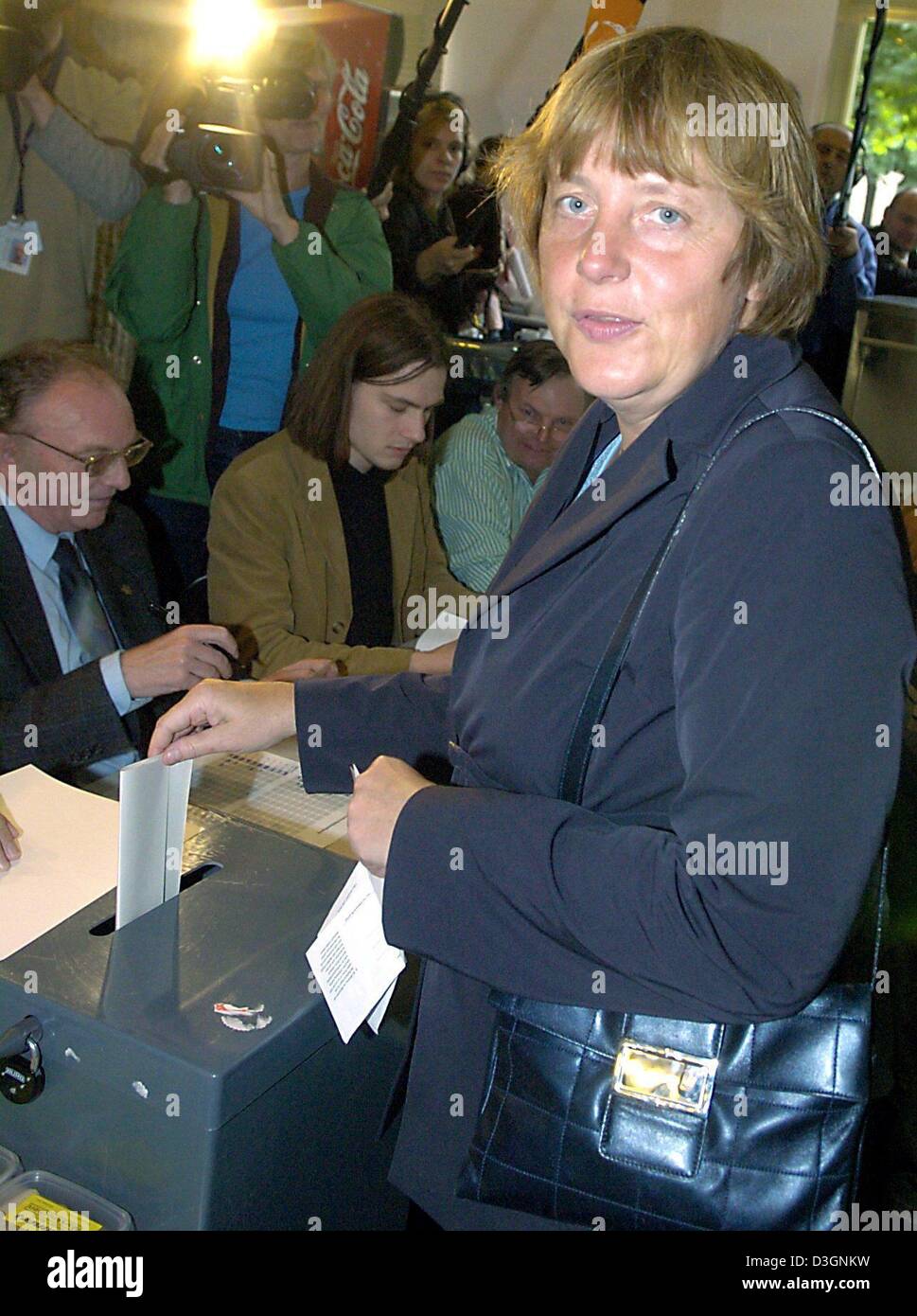 (Dpa) - Angela Merkel, Presidentessa della Repubblica federale di Germania il partito di opposizione CDU, getta il suo voto per le elezioni europee del 2004 in corrispondenza di una stazione di polling a Berlino, Germania, 13 giugno 2004. Oltre 63 milioni di tedeschi avevano il diritto di votare nelle elezioni in cui la Germania ha 99 UE seggi del Parlamento per riempire. Partiti di centro-destra hanno mantenuto le loro maggioranza nell'Unione europea il Parlamento europeo, ma apatia degli elettori è stata th Foto Stock