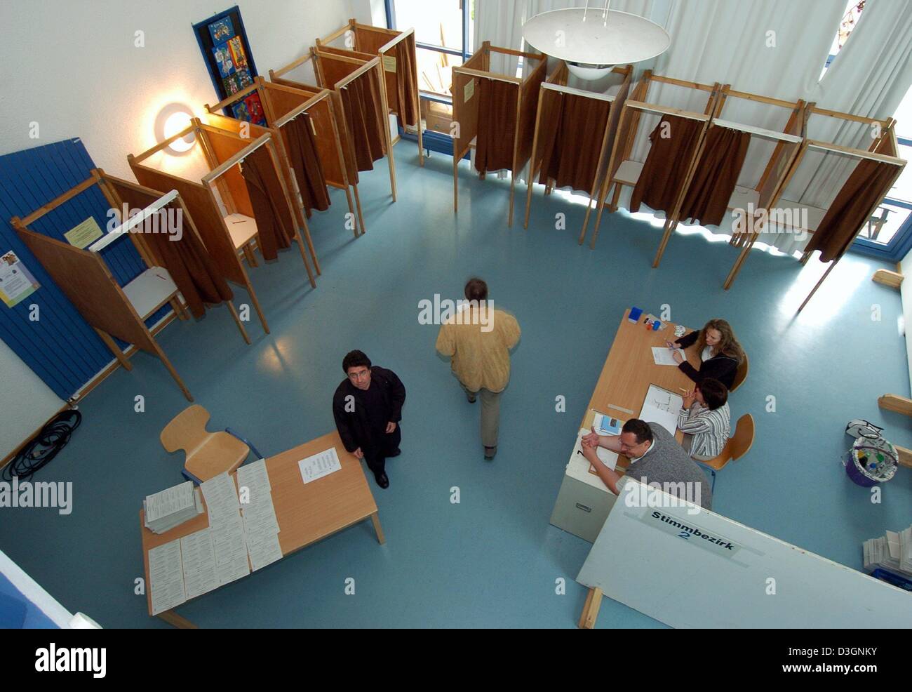 (Dpa) - una vista in un seggio elettorale durante le elezioni del Parlamento europeo nel Wolfratshausen, Germania, 13 giugno 2004. 342 milioni di europei avevano il diritto di votare nelle elezioni più grande nella storia europea. Partiti di centro-destra hanno mantenuto le loro maggioranza nell'Unione europea il Parlamento europeo, ma apatia degli elettori è stato il grande vincitore nella maggior parte dei venticinque paesi U.E. come risultati firmed fino in p Foto Stock