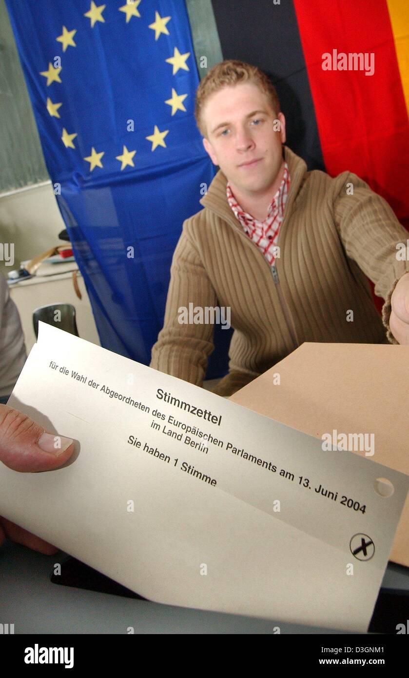 (Dpa) - Un elettore getta il suo voto cartaceo (Stimmzettel) per le elezioni del Parlamento europeo in corrispondenza di una stazione di polling a Berlino, Germania, 13 giugno 2004. 342 milioni di europei avevano il diritto di votare nelle elezioni più grande nella storia europea. Partiti di centro-destra hanno mantenuto le loro maggioranza nell'Unione europea il Parlamento europeo, ma apatia degli elettori è stato il grande vincitore nella maggior parte dei venticinque paesi U.E. Foto Stock