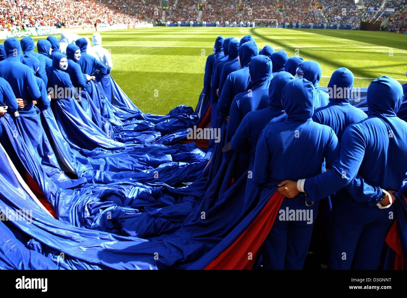 (Dpa) - una breve cerimonia apre l'Euro 2004 campionati di calcio al Dragao Stadium di Porto, Portogallo, 12 giugno 2004. La scena simboleggia una vecchia nave a vela a vela attraverso il blu del mare, che si distingue per le scoperte dell'ex paese marittimo e di ex potenza coloniale del Portogallo. (Nessun MOBILEPHONE applicazioni). Foto Stock