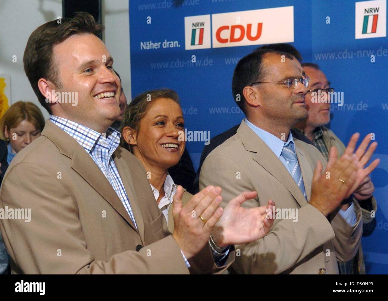 (Dpa) - membri del partito CDU sorriso e battano le mani durante le prime proiezioni delle elezioni del Parlamento europeo a Duesseldorf in Germania, 13 giugno 2004. 342 milioni di europei avevano il diritto di votare nelle elezioni più grande nella storia europea. Partiti di centro-destra hanno mantenuto le loro maggioranza nell'Unione europea il Parlamento europeo, ma apatia degli elettori è stato il grande vincitore nella maggior parte dei Foto Stock
