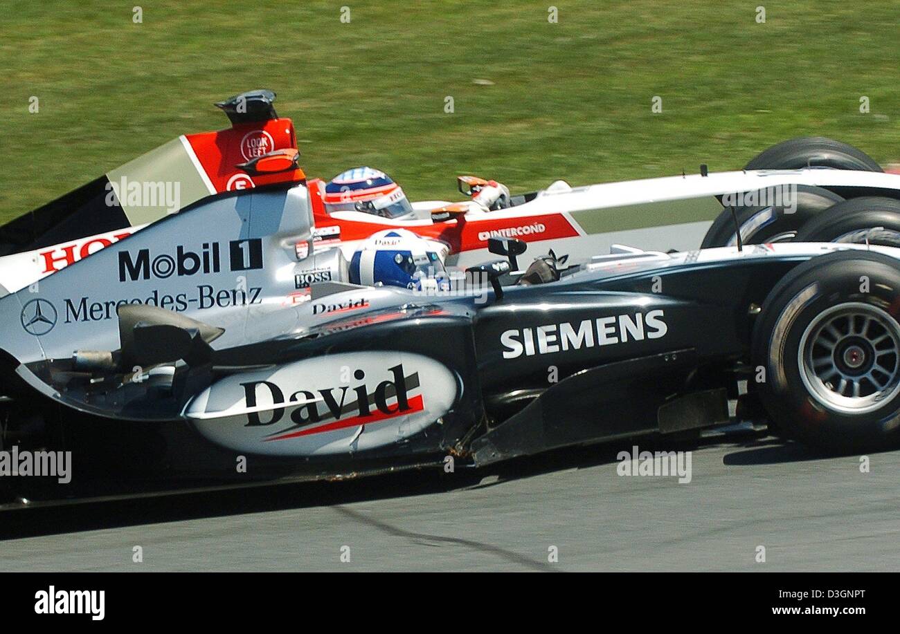 (Dpa) - Scottish pilota di Formula Uno David Coulthard (anteriore) (McLaren Mercedes) e il pilota giapponese Takuma Sato (BAR Honda) che lottano per la loro posizione durante il Gran Premio del Canada a Montreal, Canada, 13 giugno 2004. Foto Stock
