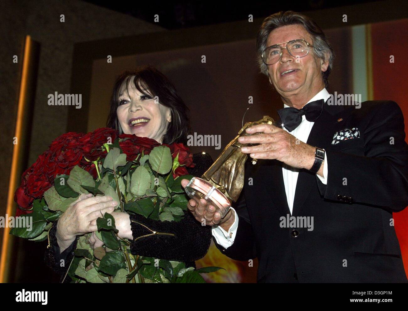 Dpa) - chanson francese cantante Juliette Greco detiene un mazzo di fiori  rossi nelle sue braccia e sorrisi come essa si erge accanto all'attore  francese Pierre Brice durante la Diva cerimonia di