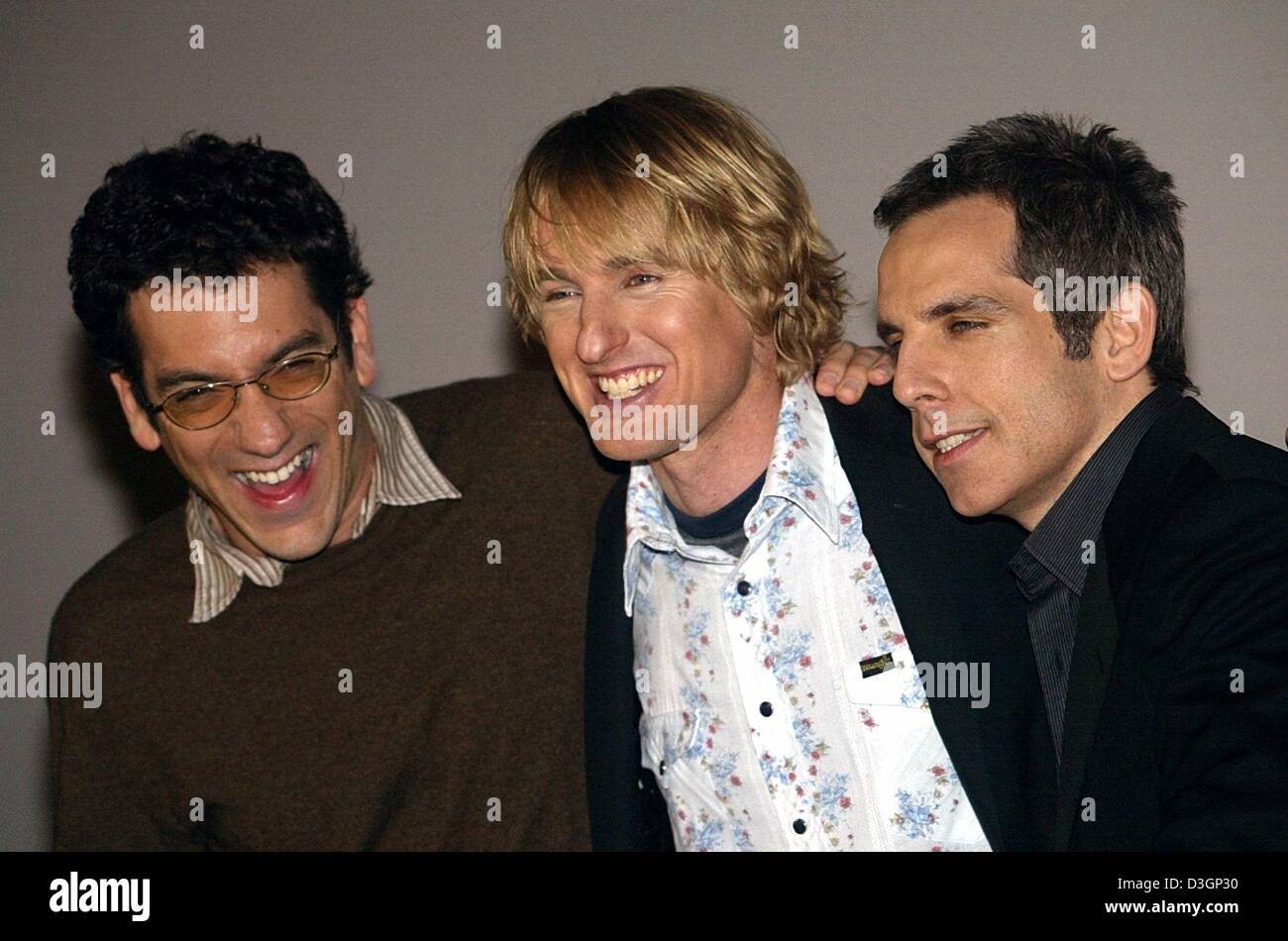 (Dpa) - regista Todd Phillips (L) pone con le sue stelle, Owen Wilson e Ben Stiller (R) sul palco durante la premiere del loro film "tarsky & Hutch" a Monaco, 9 marzo 2004. Owen e Stiller riprodurre il cop duo Ken Hutchinson e David Starsky nel remake del leggendario degli anni settanta di serie televisive. Foto Stock