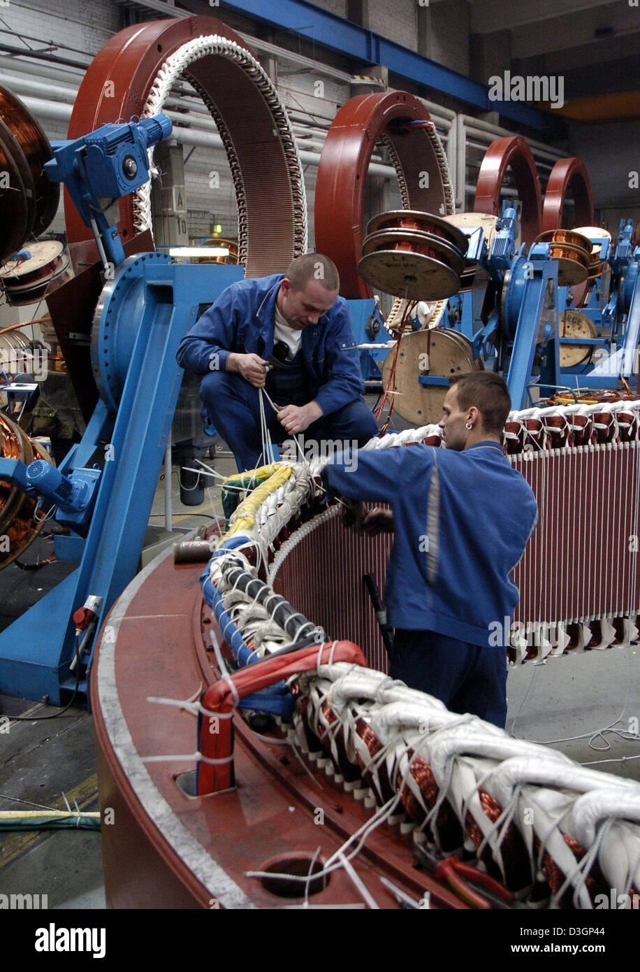 Dpa) - i tecnici lavorano su un alternatore per un impianto eolico, presso  il produttore della turbina eolica Enercon a Magdeburgo, Germania, 23  gennaio 2004. Il Aurich basata sulla società ha iniziato