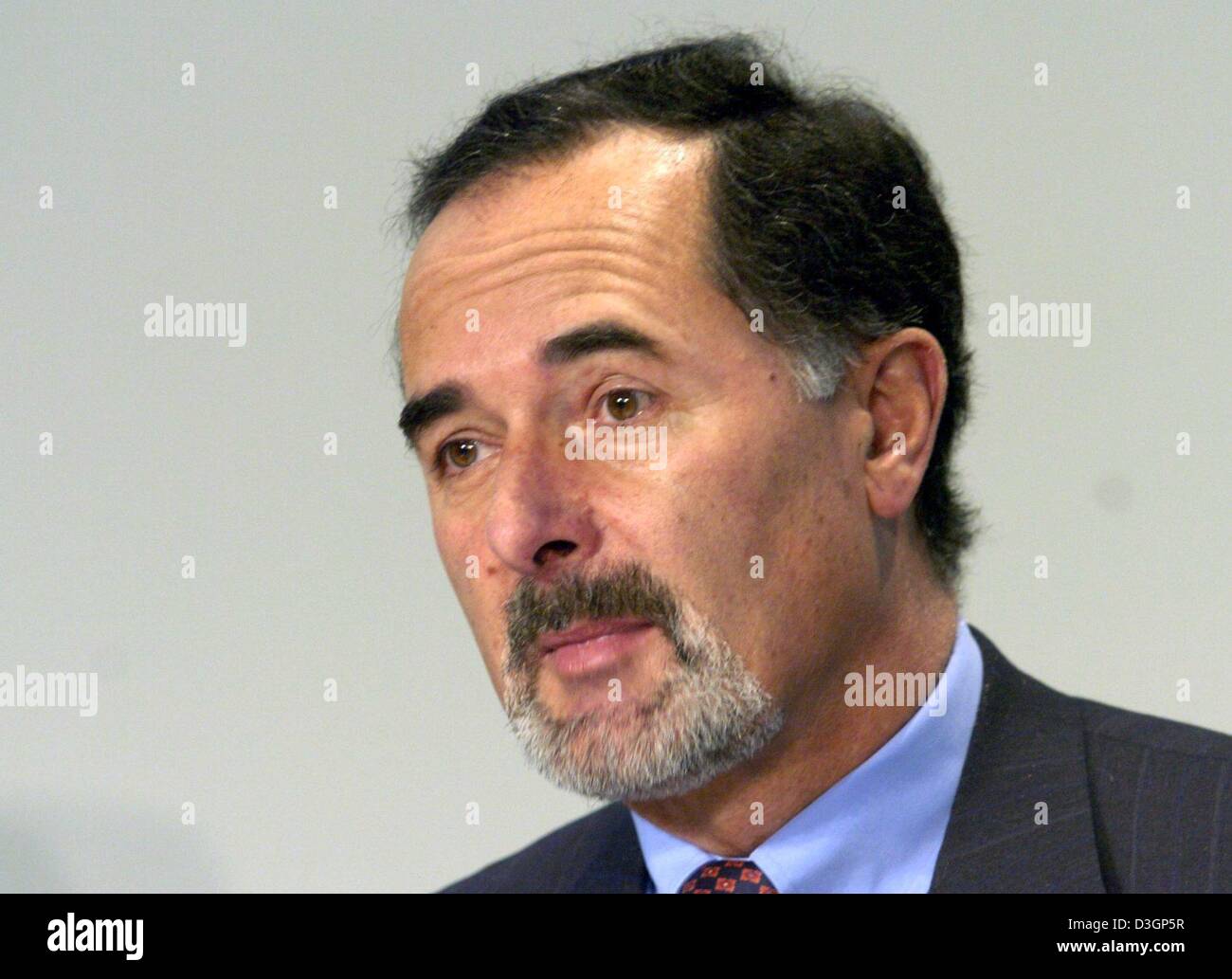 (Dpa) - Bernd Pischetsrieder, Presidente della Volkswagen Auto Costruttore, sembra concentrato durante la conferenza stampa annuale di VW a Wolfsburg, in Germania il Martedì, 9 marzo 2004. VW, in Europa il più grande costruttore di auto, sarà stringere la sua politica di risparmio alla luce della cattiva congiuntura economica. VW si propone di risparmiare 4 miliardi di euro dal 2005, Pischetsrieder detto. Con queste misure l'azienda Foto Stock