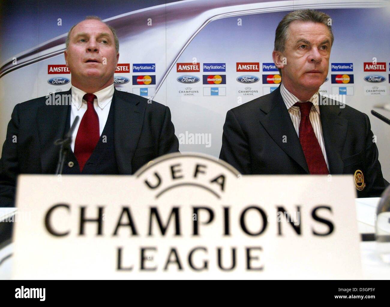 (Dpa) FC Bayern Monaco di Baviera allenatore Ottmar Hitzfeld (destra) e manager Uli Hoeness rispondere alle domande nel corso di una conferenza stampa a Madrid il Martedì, 9 marzo, 2004. FC Bayern Monaco giocherà vs Real Madrid in Champions League round di sedici seconda gamba corrispondono a Santiago Bernabeu-Stadium Mercoledì a Madrid il 10 marzo. Foto Stock