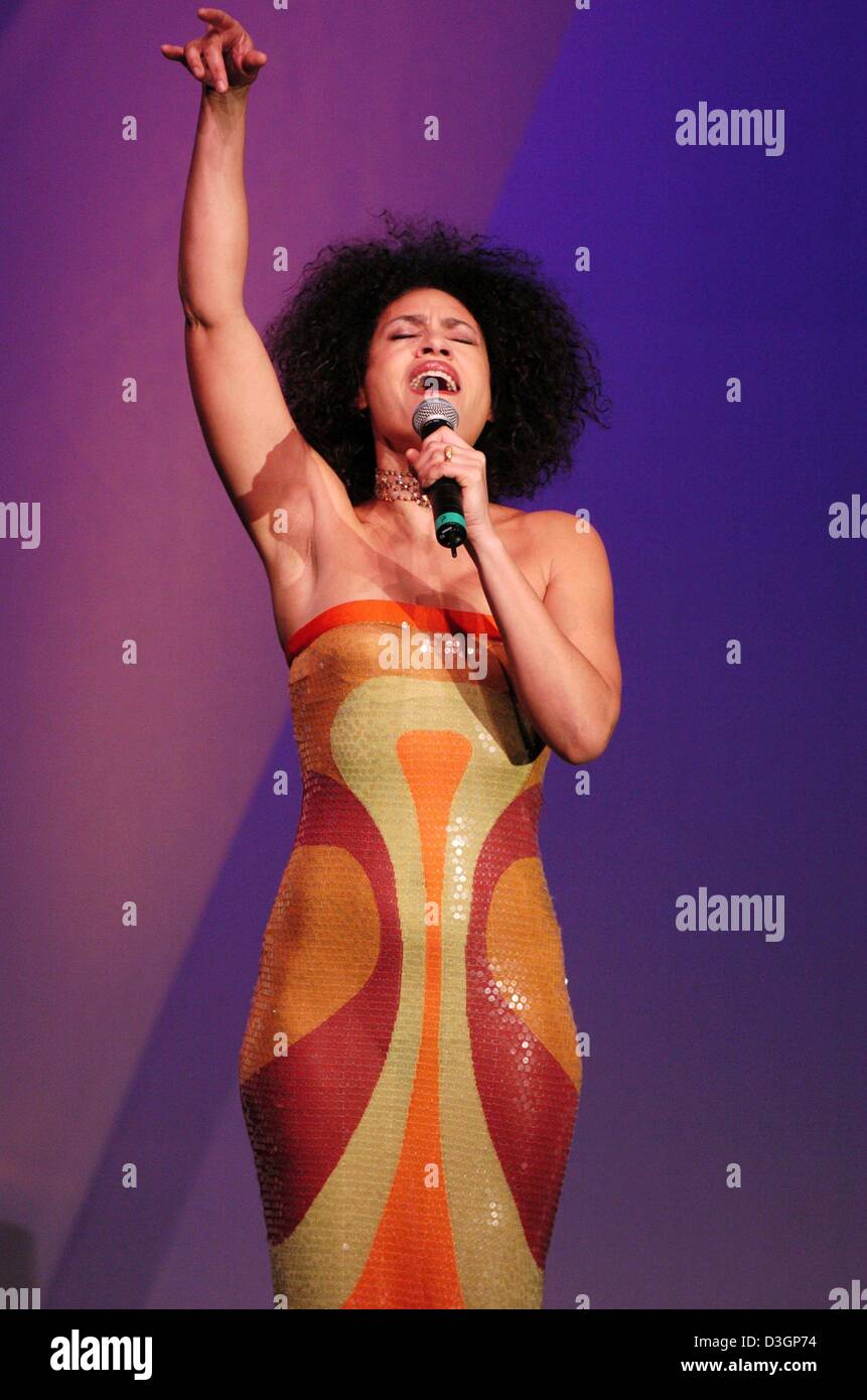 (Dpa) - Il cantante femminile Viktor Lazlo dal Belgio esegue durante la cerimonia di premiazione dei Fifi award, il "Oscar" del mondo di fragranza, a Francoforte, in Germania, 5 marzo 2004. Foto Stock