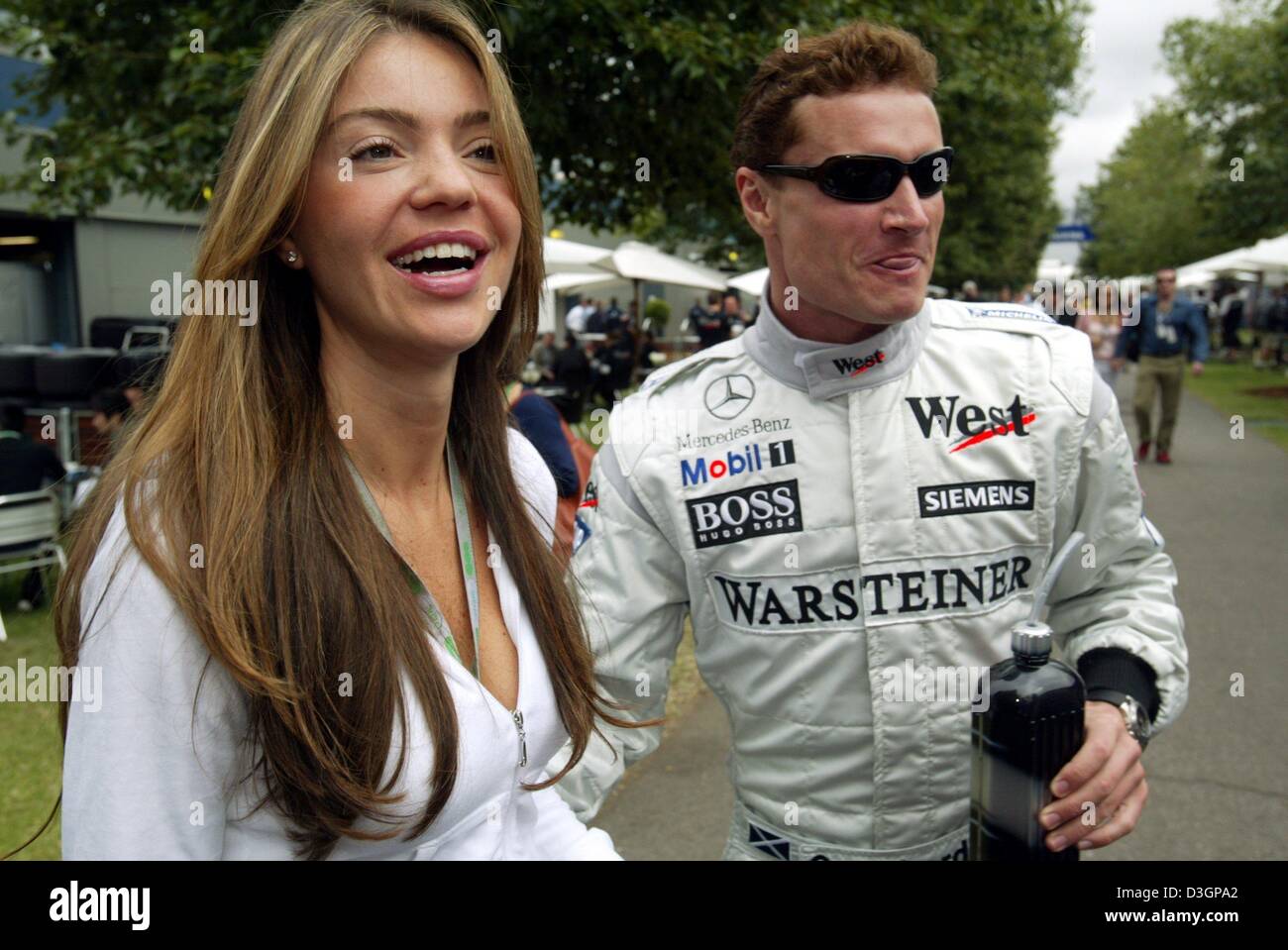 (Dpa) - Scottish pilota di Formula Uno David Coulthard alla McLaren Mercedes e la sua ragazza Simone Abdelnour sorriso sul circuito dell'Albert Park di Melbourne, Australia, 7 marzo 2004. La Australian Grand Prix ha dato dei calci a fuori dal 2004 Formula Uno stagione di corse. Foto Stock