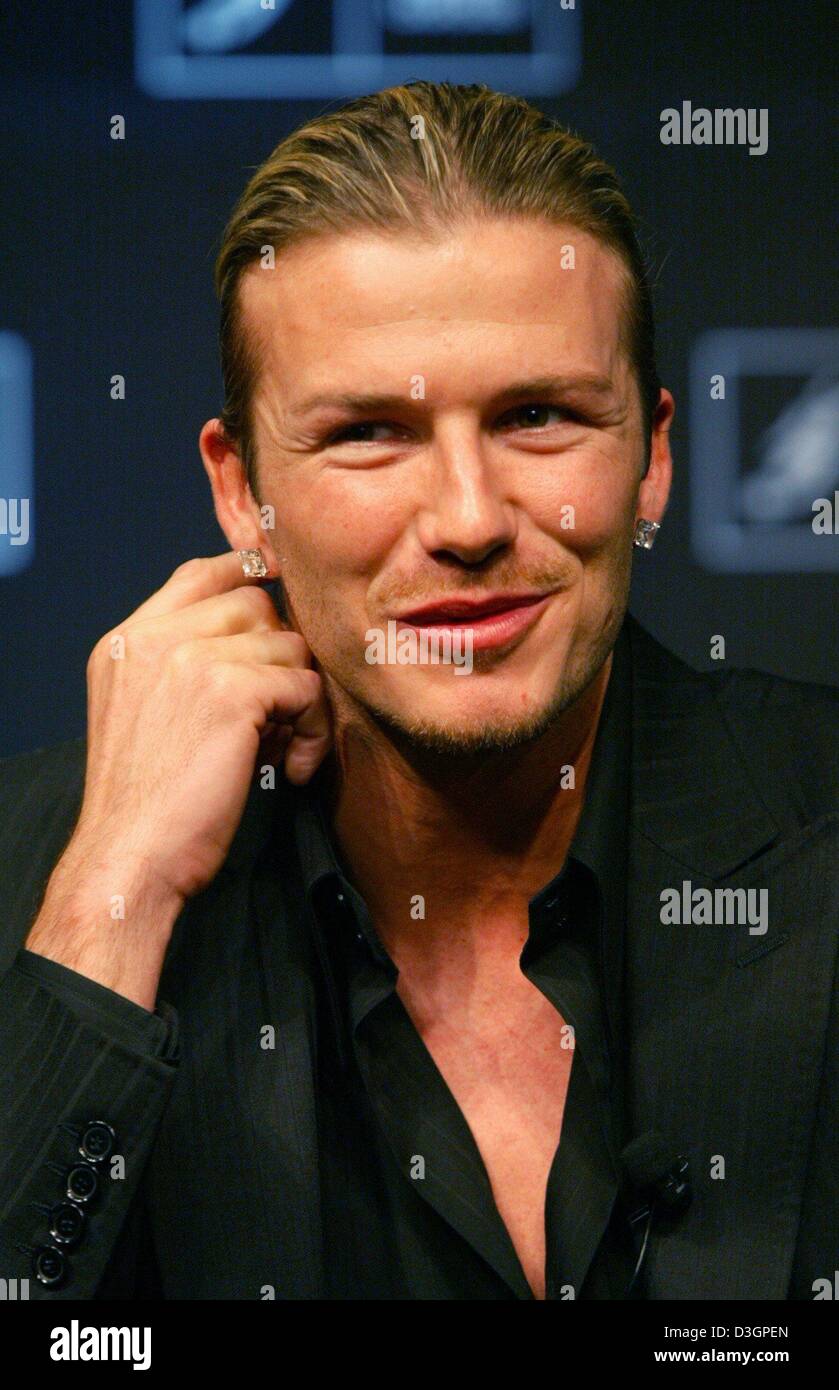 (Dpa) inglese la star del calcio David Beckham Sorrisi durante una conferenza stampa presso la sede centrale di Adidas a Herzogenaurach dove il suo nuovo logo è stato presentato Mercoledì 3 Marzo, 2004. Il design del logo è stato ispirato da Beckham che marchio calci di punizione e apparirà sul progettato collezioni che saranno svelati entro la fine di quest'anno. Foto Stock