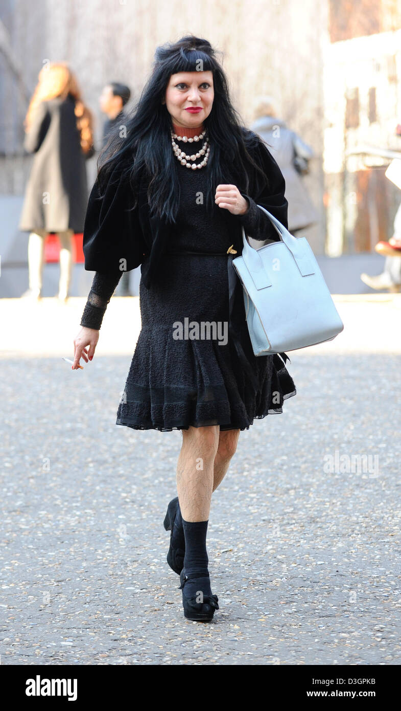 Londra, Regno Unito. Il 19 febbraio 2013. Opportunamente vestito di pubblico fino alla Tate Modern per la London Fashion Week. Credito: Euan Cherry / Alamy Live News Foto Stock