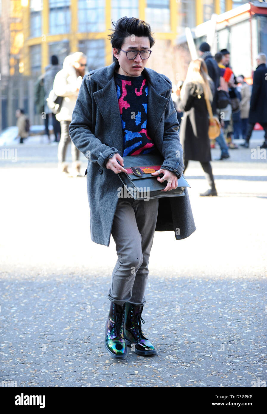Londra, Regno Unito. Il 19 febbraio 2013. Opportunamente vestito di pubblico fino alla Tate Modern per la London Fashion Week. Credito: Euan Cherry / Alamy Live News Foto Stock